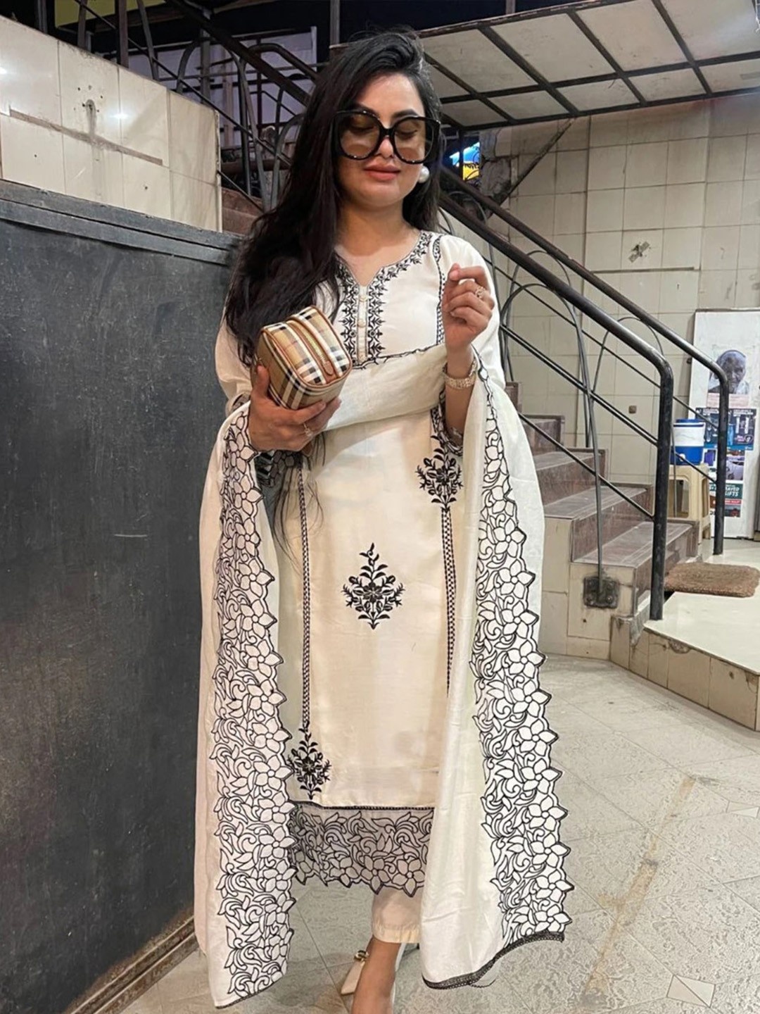 

DIVASTRI Floral Embroidered Notch Neck Straight Kurta With Trousers And Dupatta, White