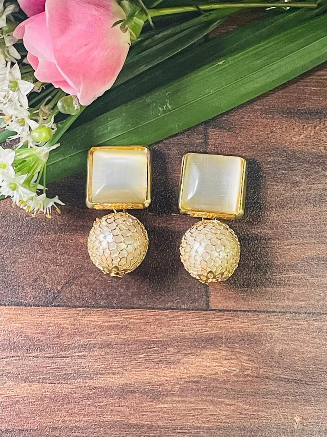

MONI LIFESTYLE Contemporary Studs Earrings, Gold