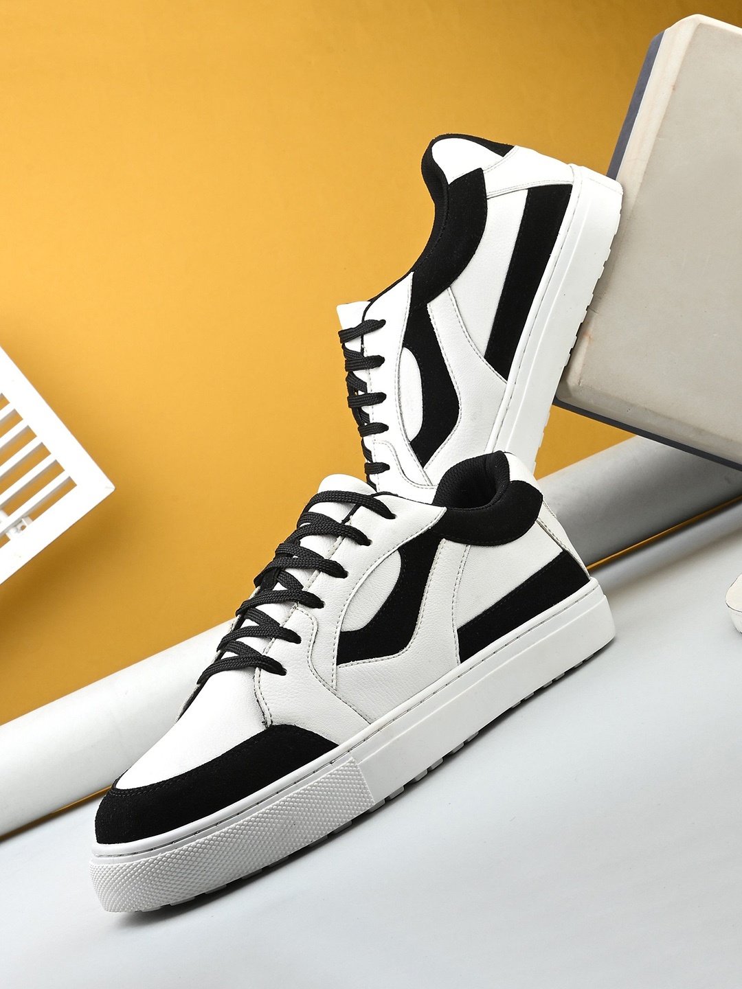 

UNDERROUTE Men Colourblocked Moisture Wicking Sneakers, White