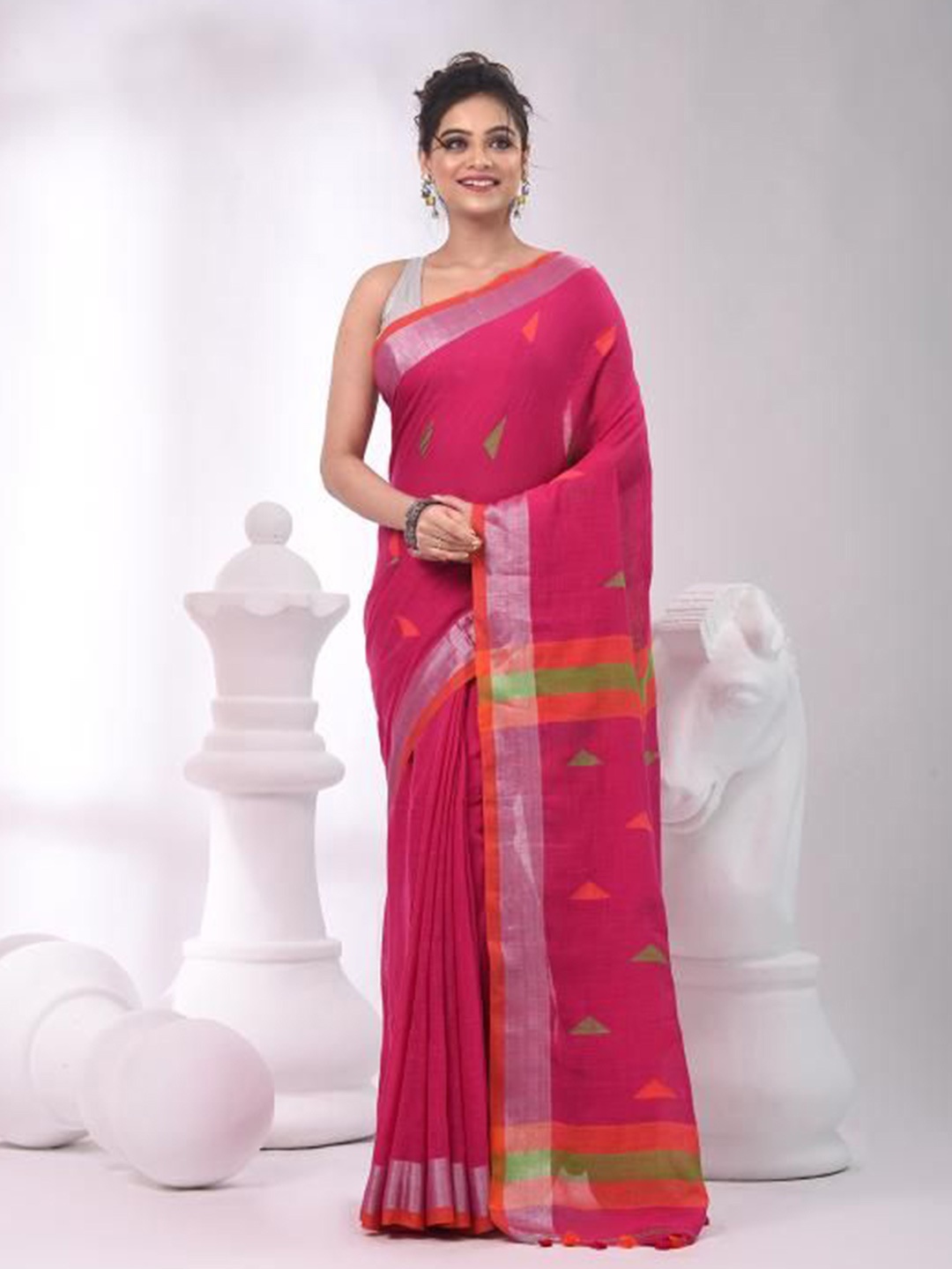 

VIBHAVARI Woven Design Zari Linen Blend Saree, Pink