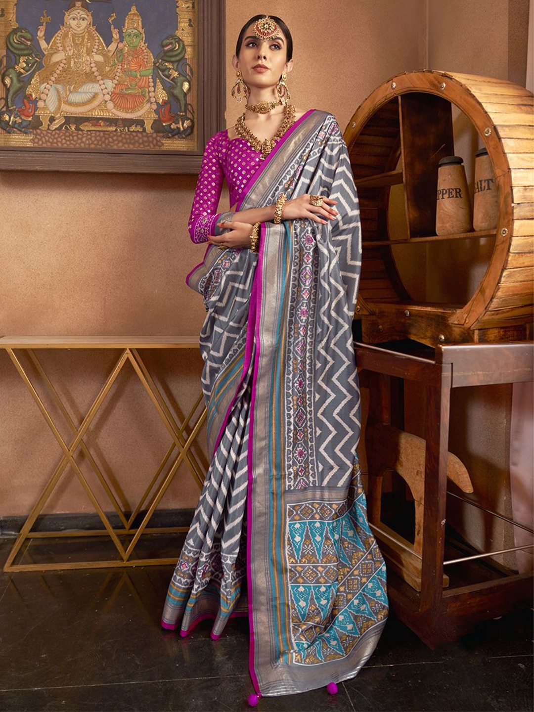 

AVANSHEE Printed Zari Saree, Grey