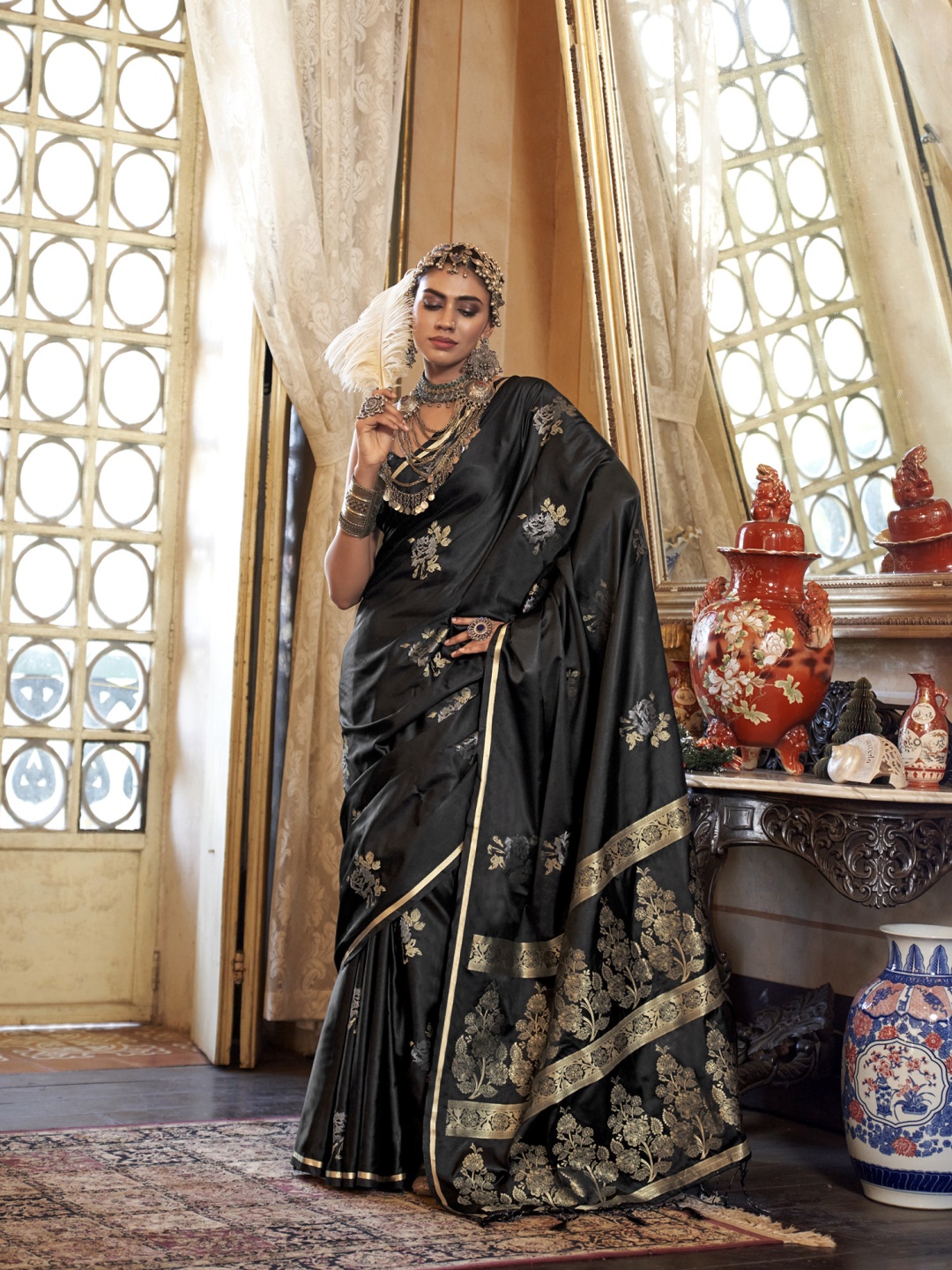 

elora Ethnic Motifs Zari Silk Blend Banarasi Saree, Black