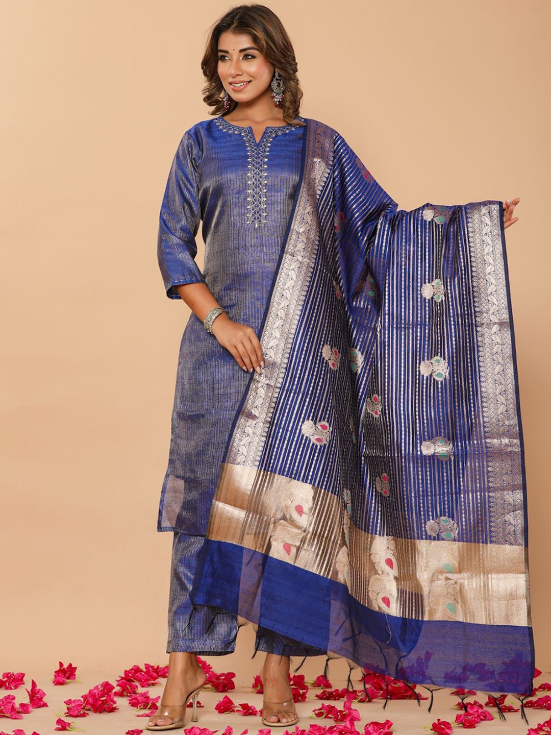 

Do Dhaage Embroidered Notch Neck Chanderi Silk Kurta With Trouser And Dupatta, Navy blue