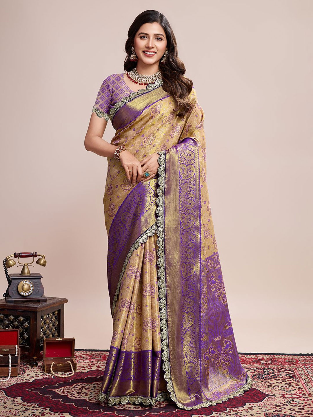 

Suha Floral Zari Art Silk Saree, Gold