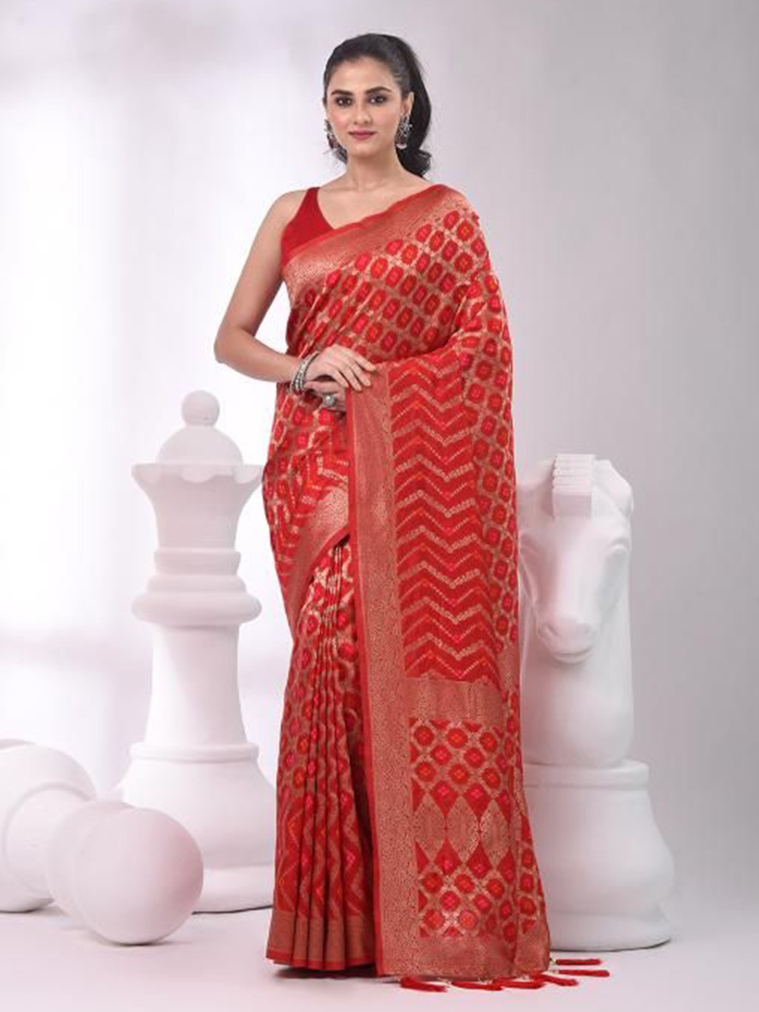 

VIBHAVARI Ethnic Motifs Zari Silk Blend Saree, Pink