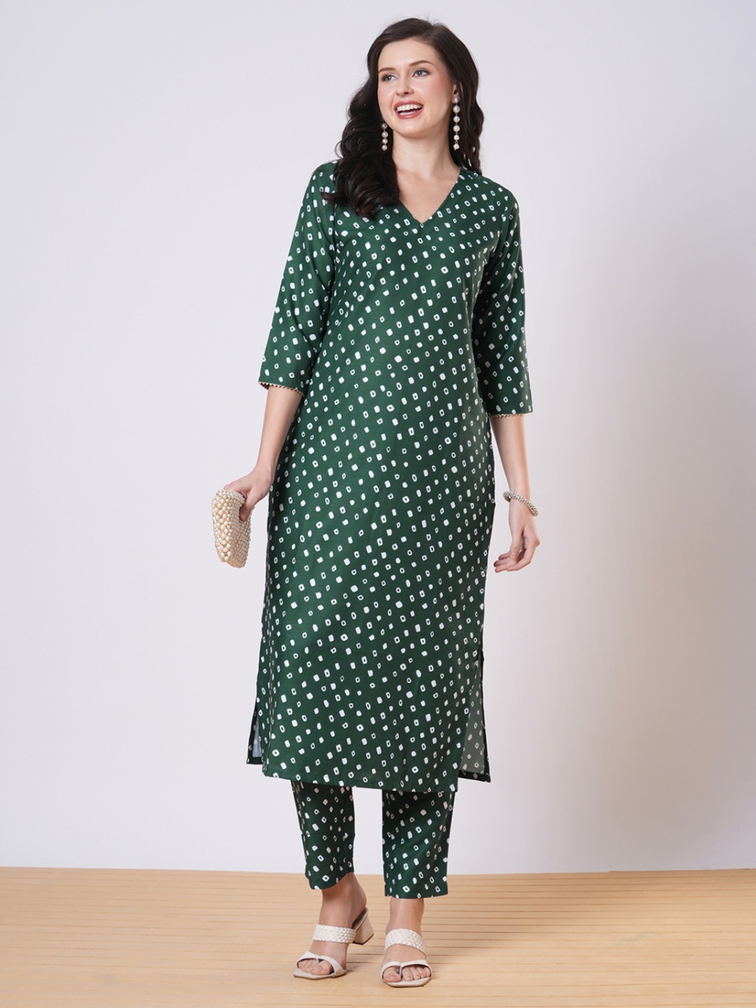 

GoSriKi Bandhani Printed V-Neck Straight Kurta With Trousers, Green