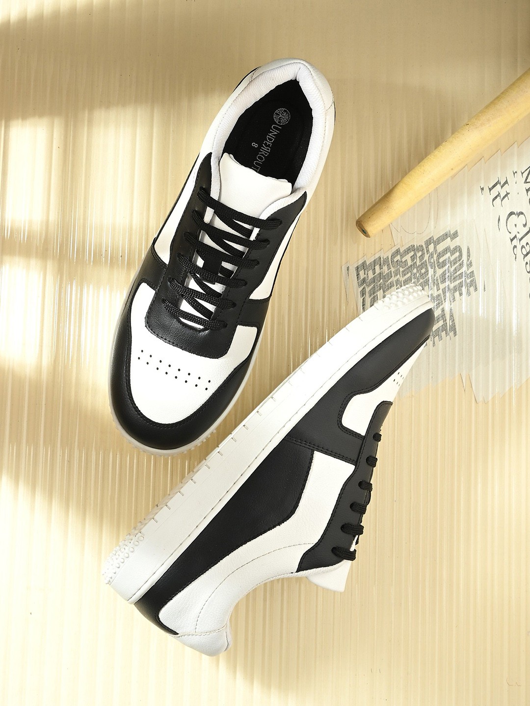 

UNDERROUTE Men Colourblocked Laser Cuts Sneakers, Black