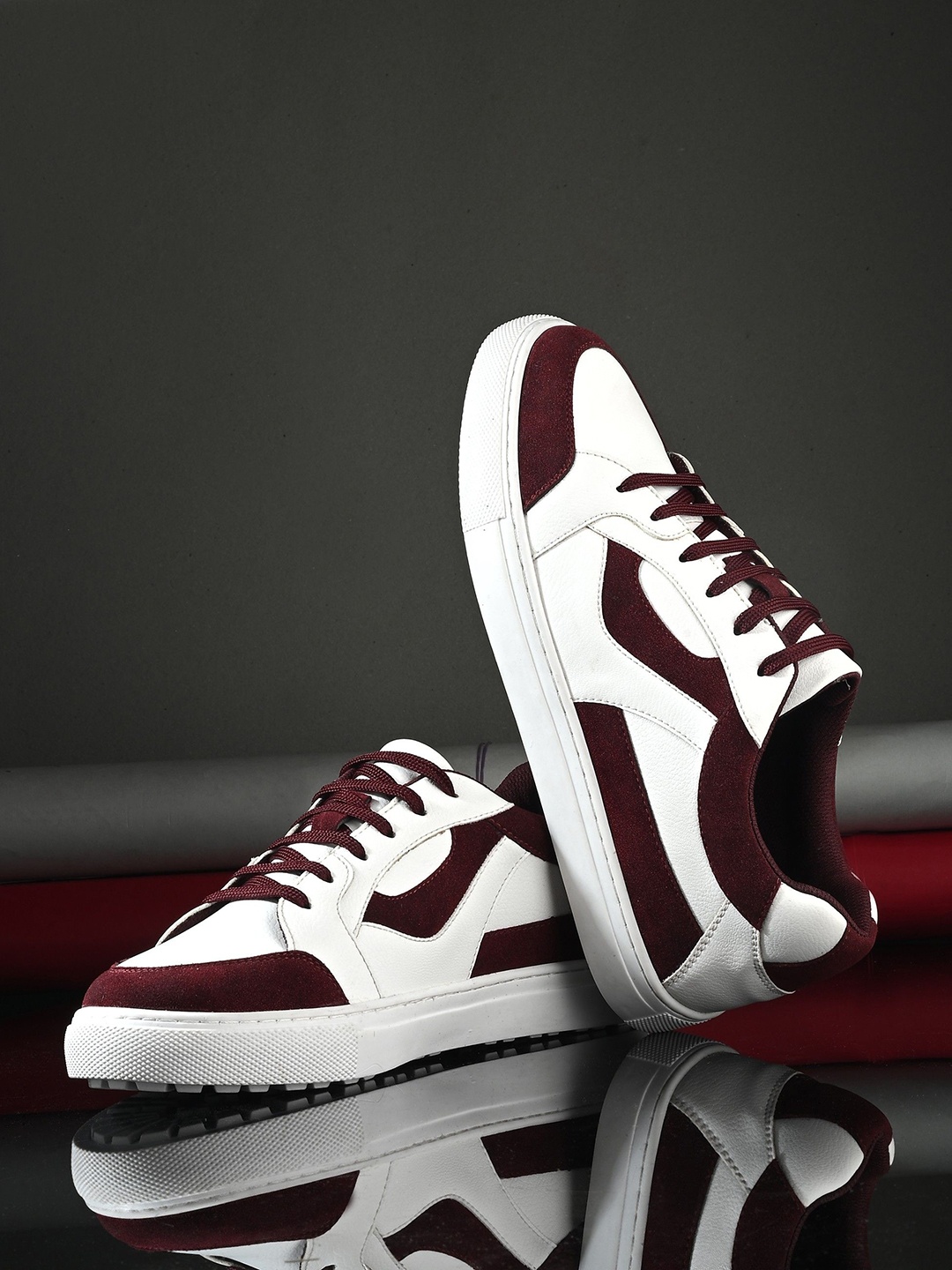 

UNDERROUTE Men Colourblocked Sneakers, Red