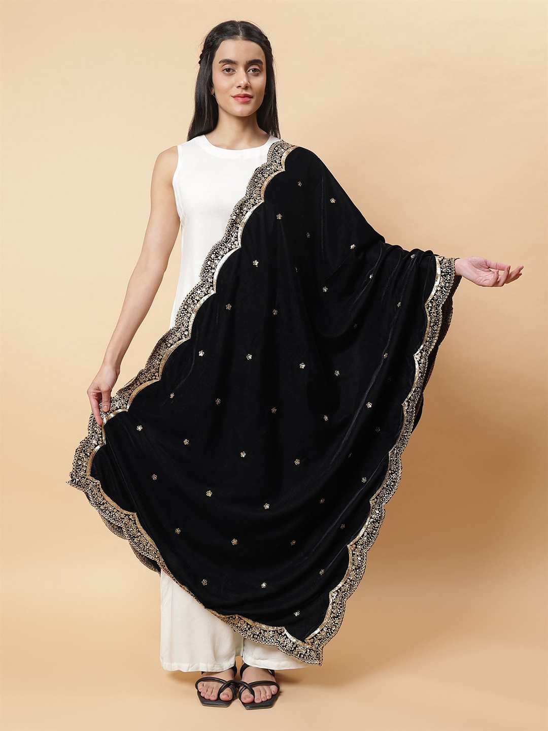 

Moda Chales Floral Embroidered Velvet Dupatta With Sequinned, Black