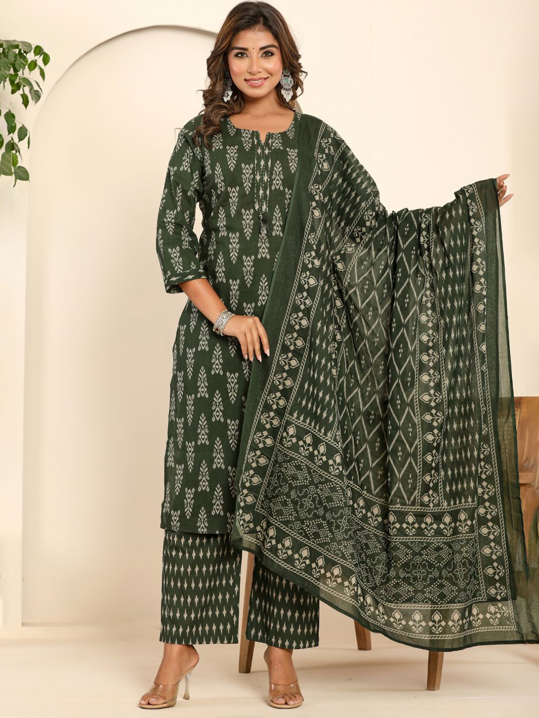 

Do Dhaage Women Ethnic Motifs Printed Regular Thread Work Pure Cotton Kurta with Trousers & With Dupatta, Green