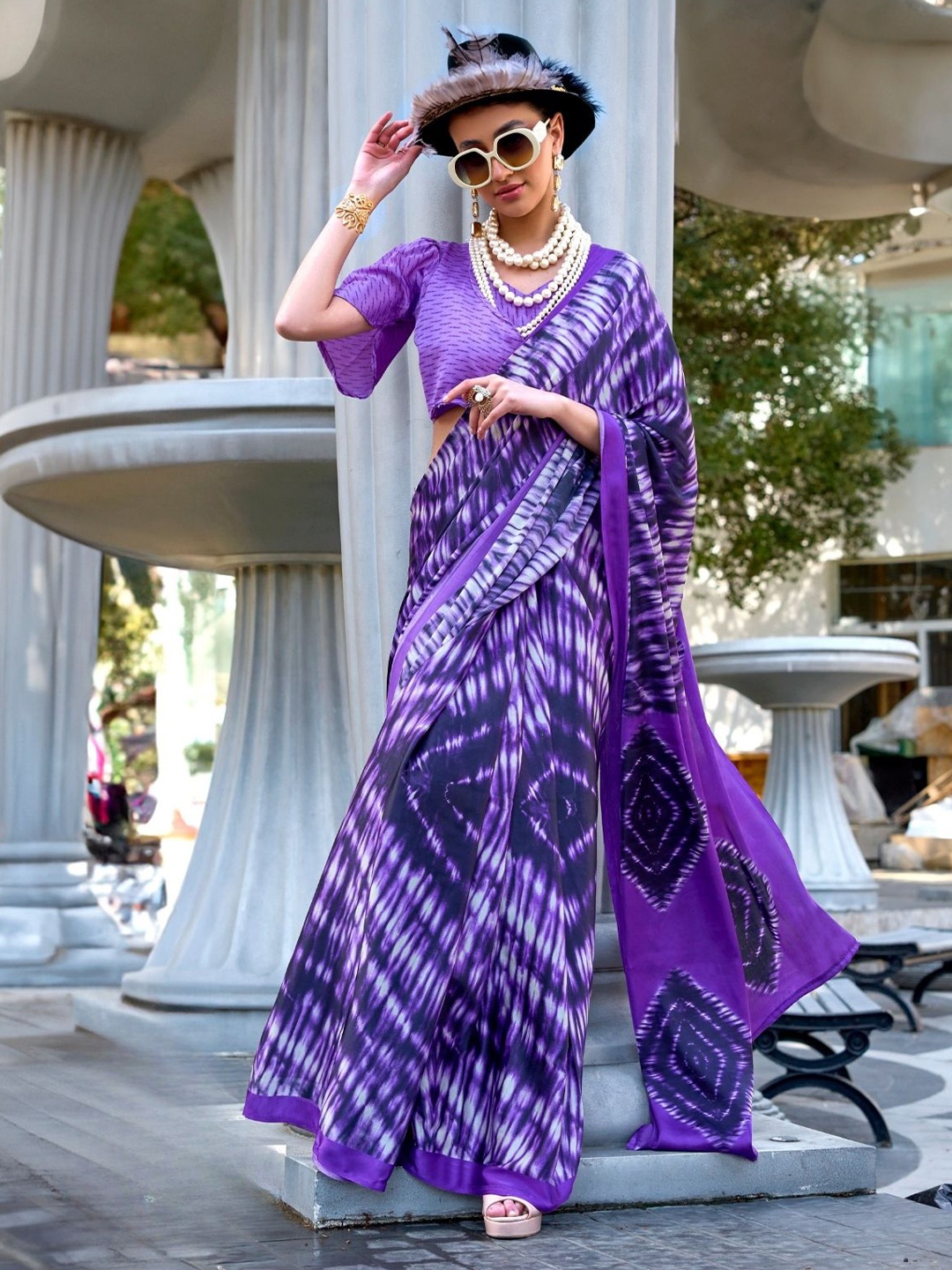 

BLENDIFY Geometric Printed Saree With Blouse Piece, Purple