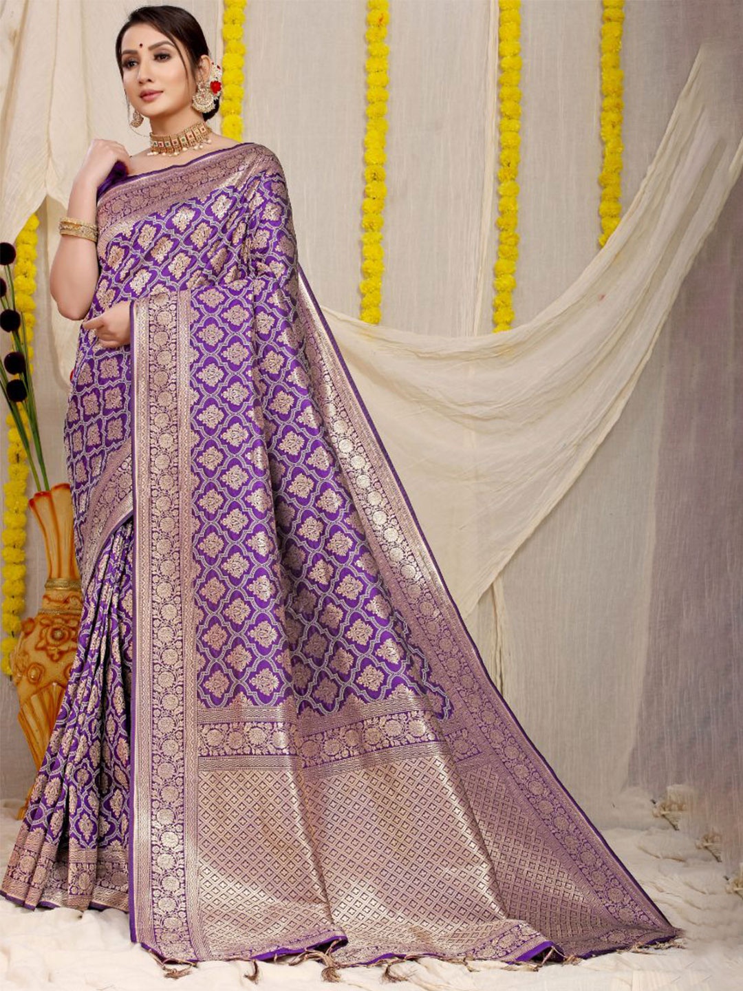 

amirat Woven Design Zari Pure Silk Banarasi Saree, Purple