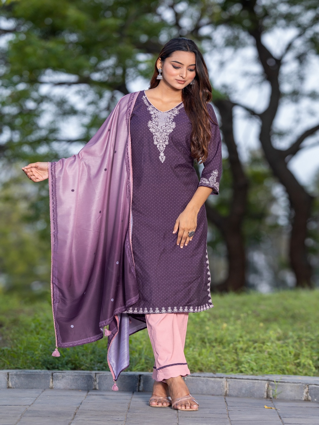 

KODILA ENTERPRISE Women Floral Embroidered Regular Thread Work Kurta with Trousers & With Dupatta, Purple