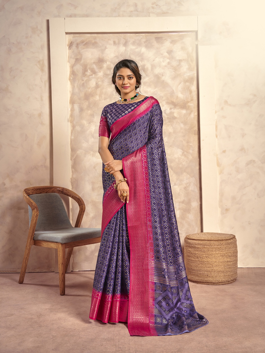 

AVANSHEE Woven Design Zari Geometric Printed Saree, Purple