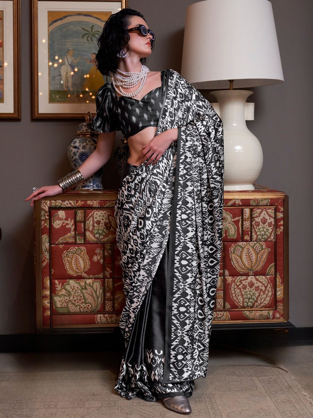 

BLENDIFY Satin Abstract Printed Saree, White