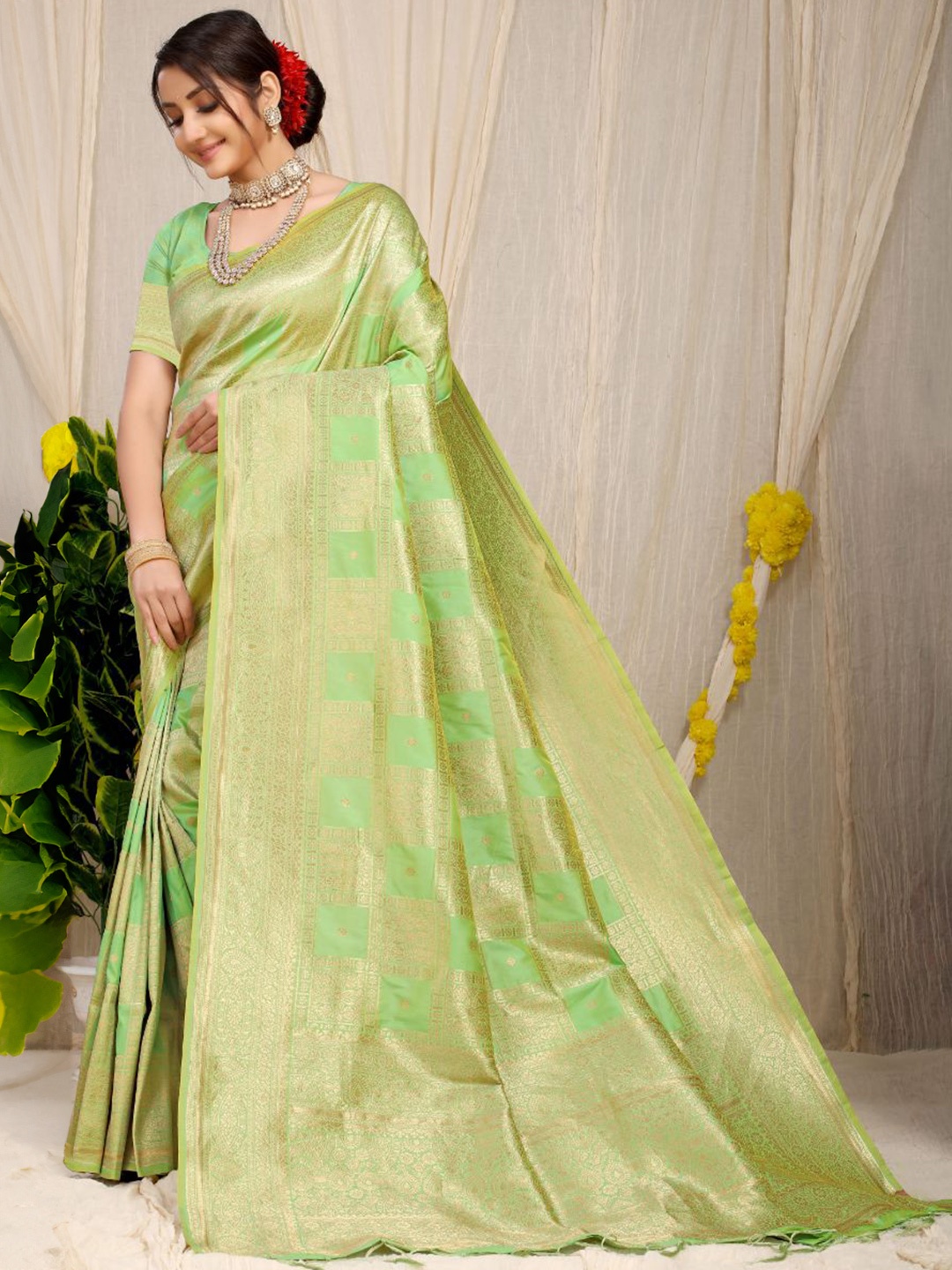 

amirat Woven Design Zari Pure Silk Banarasi Saree, Green