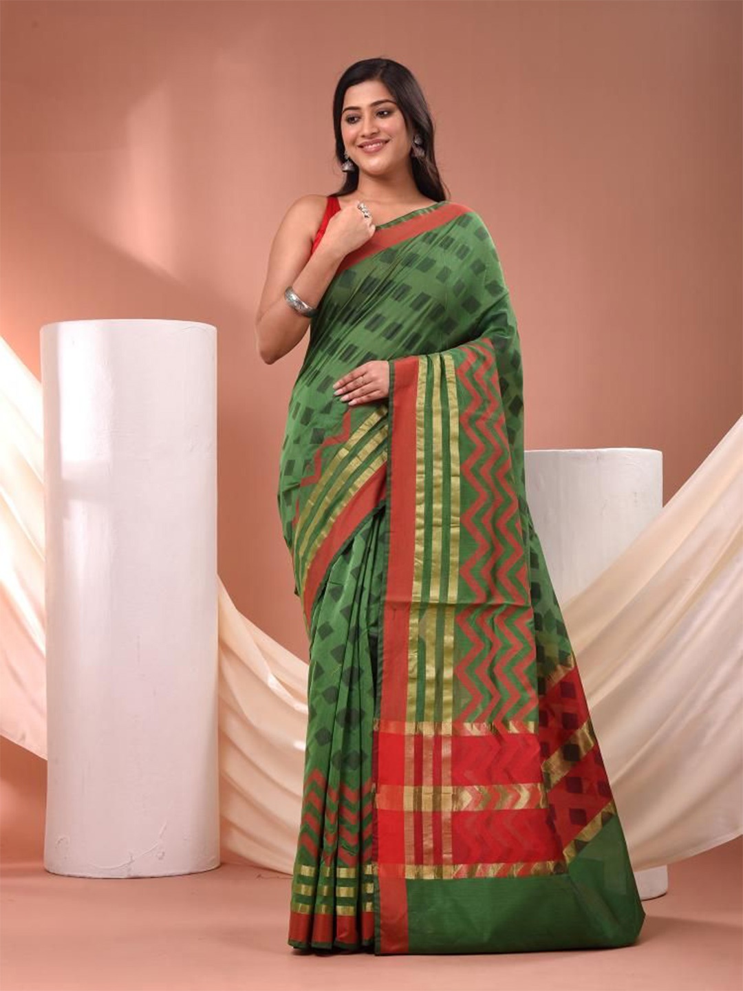 

VIBHAVARI Woven Design Zari Saree, Green