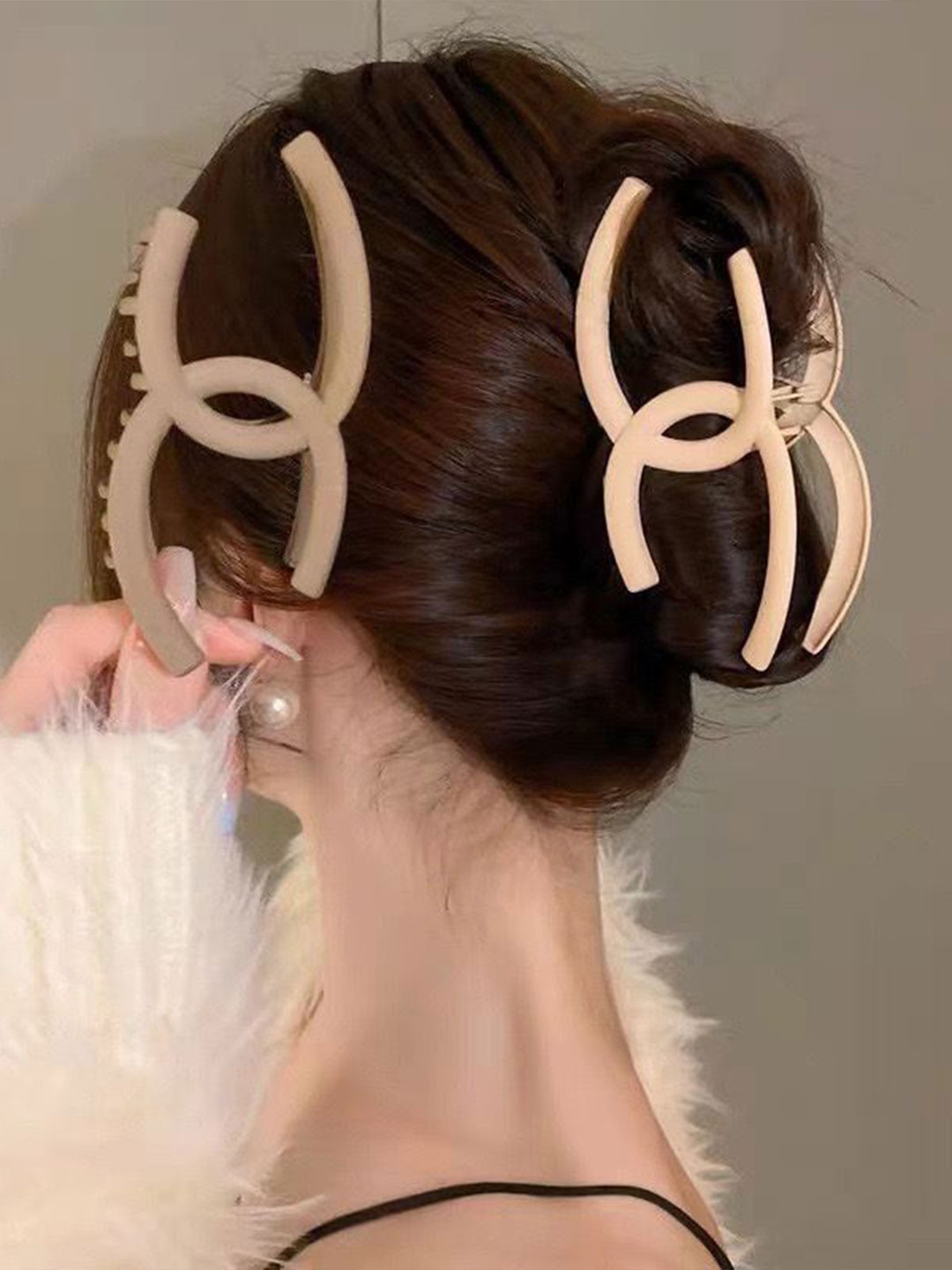 

Radhya Accessories Women Pack of 2 Criss Cross Hair Claw Clips, Beige