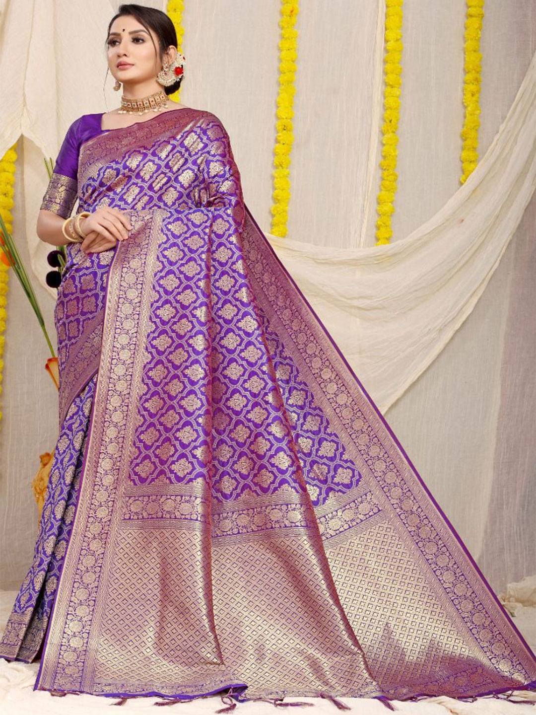 

amirat Woven Design Zari Pure Silk Banarasi Saree, Purple