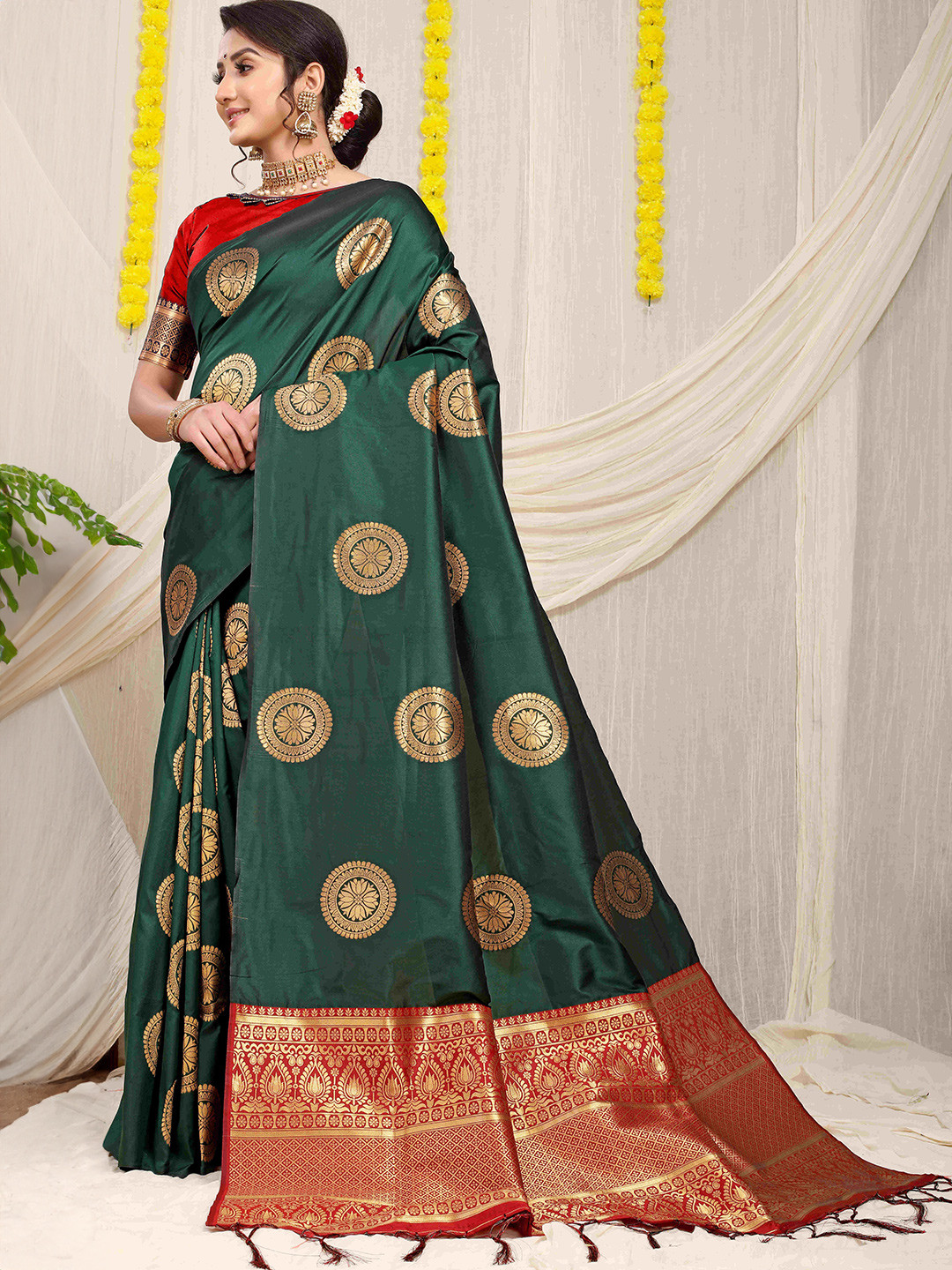 

amirat Woven Design Zari Pure Silk Banarasi Saree, Green