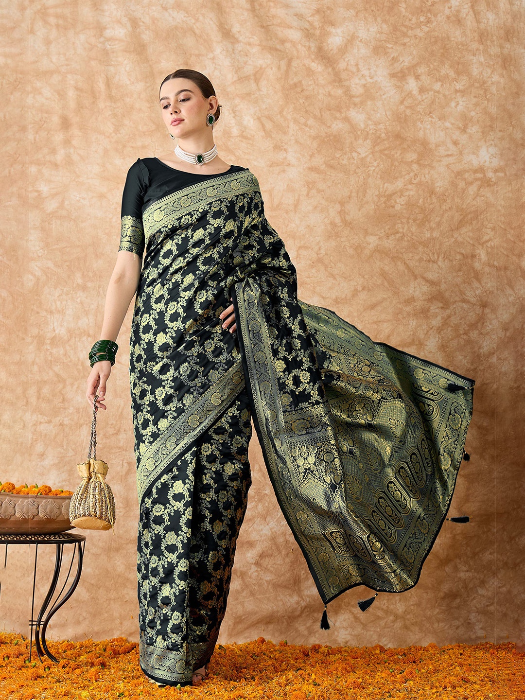 

DEVATITHI Ethnic Motifs Zari Silk Blend Banarasi Saree, Black
