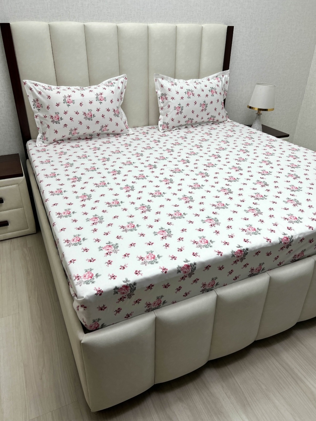 

Pure Decor Pink & White Floral 350 TC Queen Bedsheet with 2 Pillow Covers