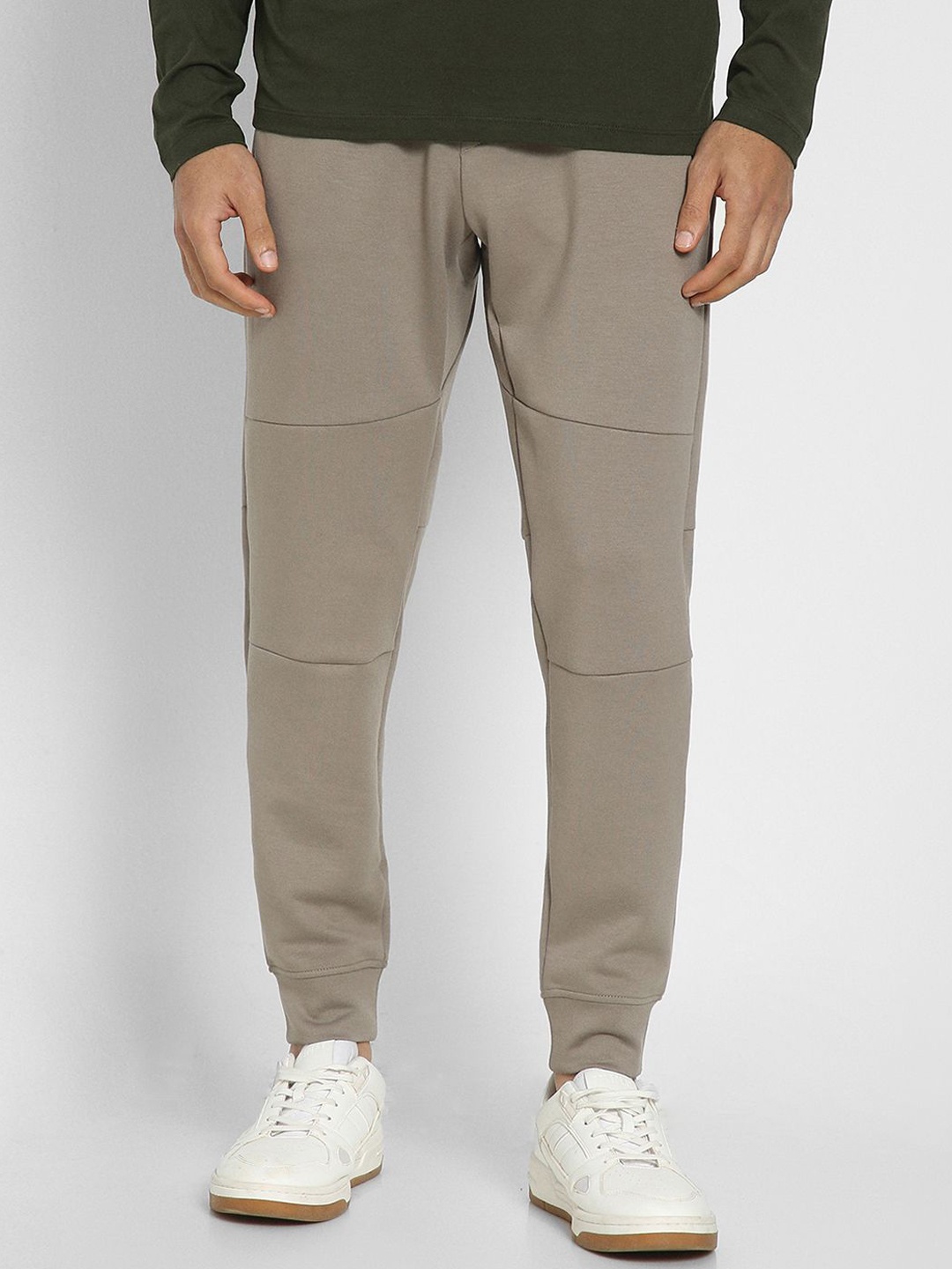 

AMERICAN EAGLE OUTFITTERS Men Regular Fit Mid-Rise Joggers Trousers, Grey