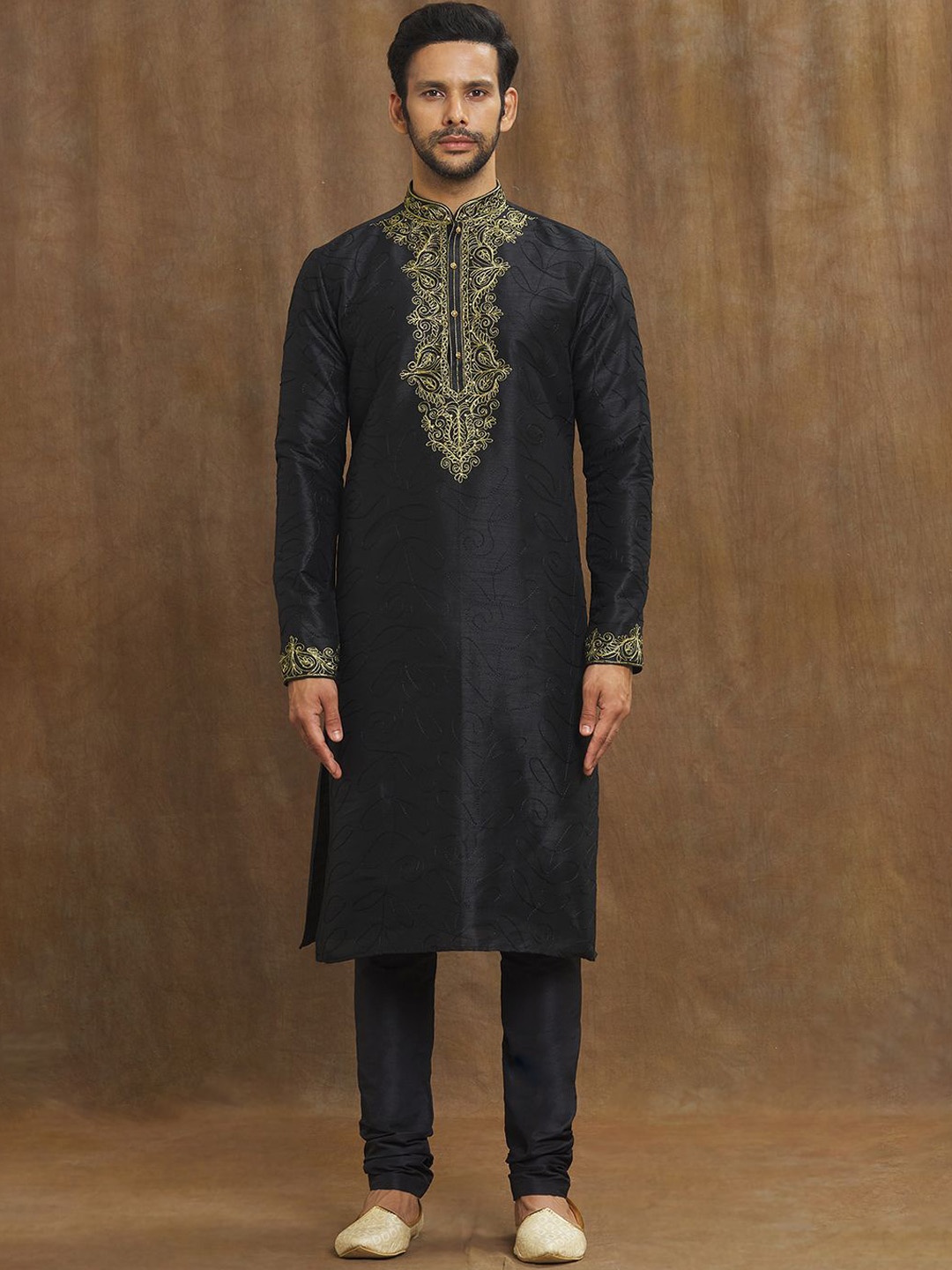 

Arihant Rai Sinha Men Floral Embroidered Regular Thread Work Kurta with Churidar, Black