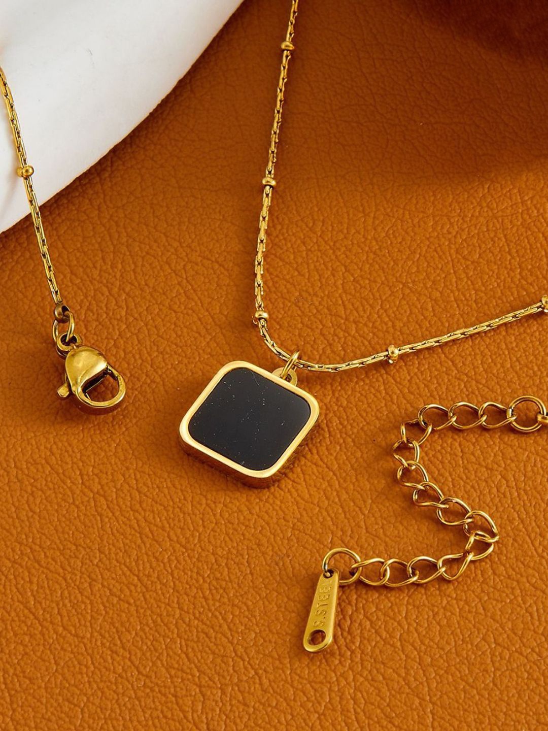 

BEYTER Gold Plated Square Pendant With Chain