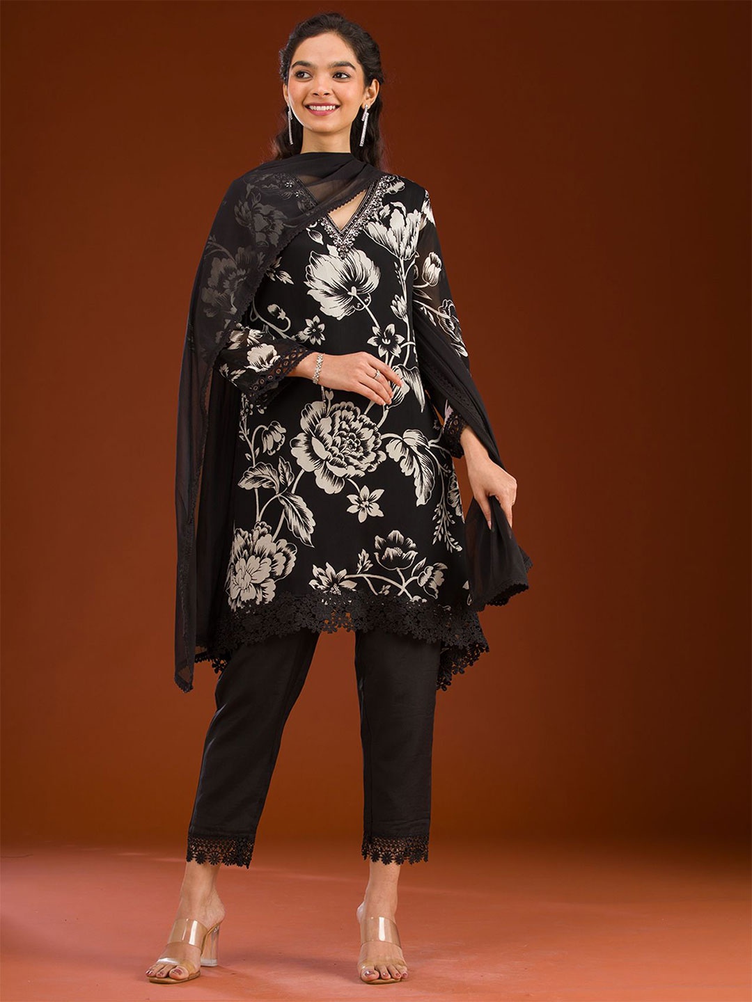 

Koskii Women Floral Printed Regular Kurta with Trousers & With Dupatta, Black