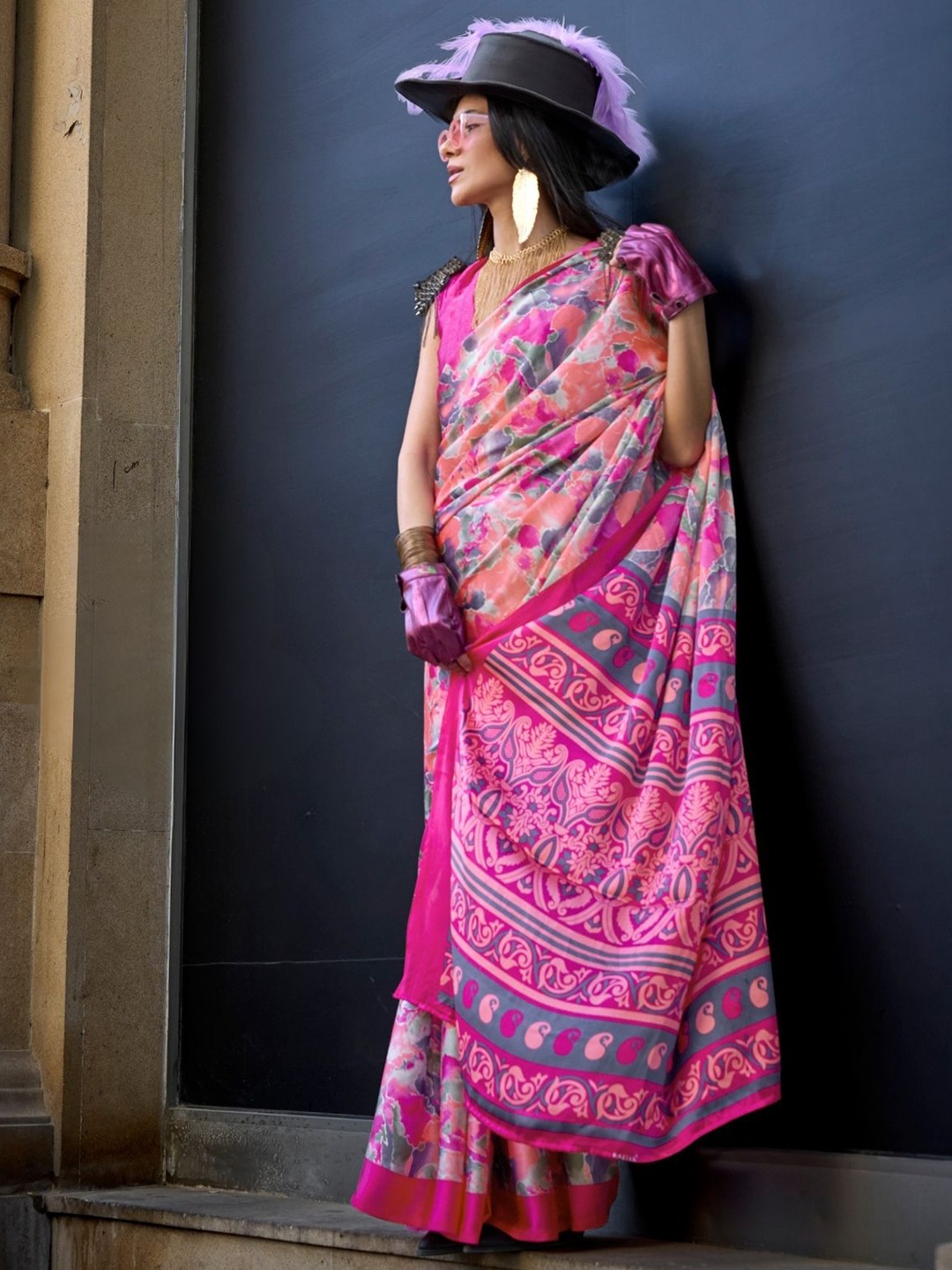 

BLENDIFY Printed Satin Saree, Pink
