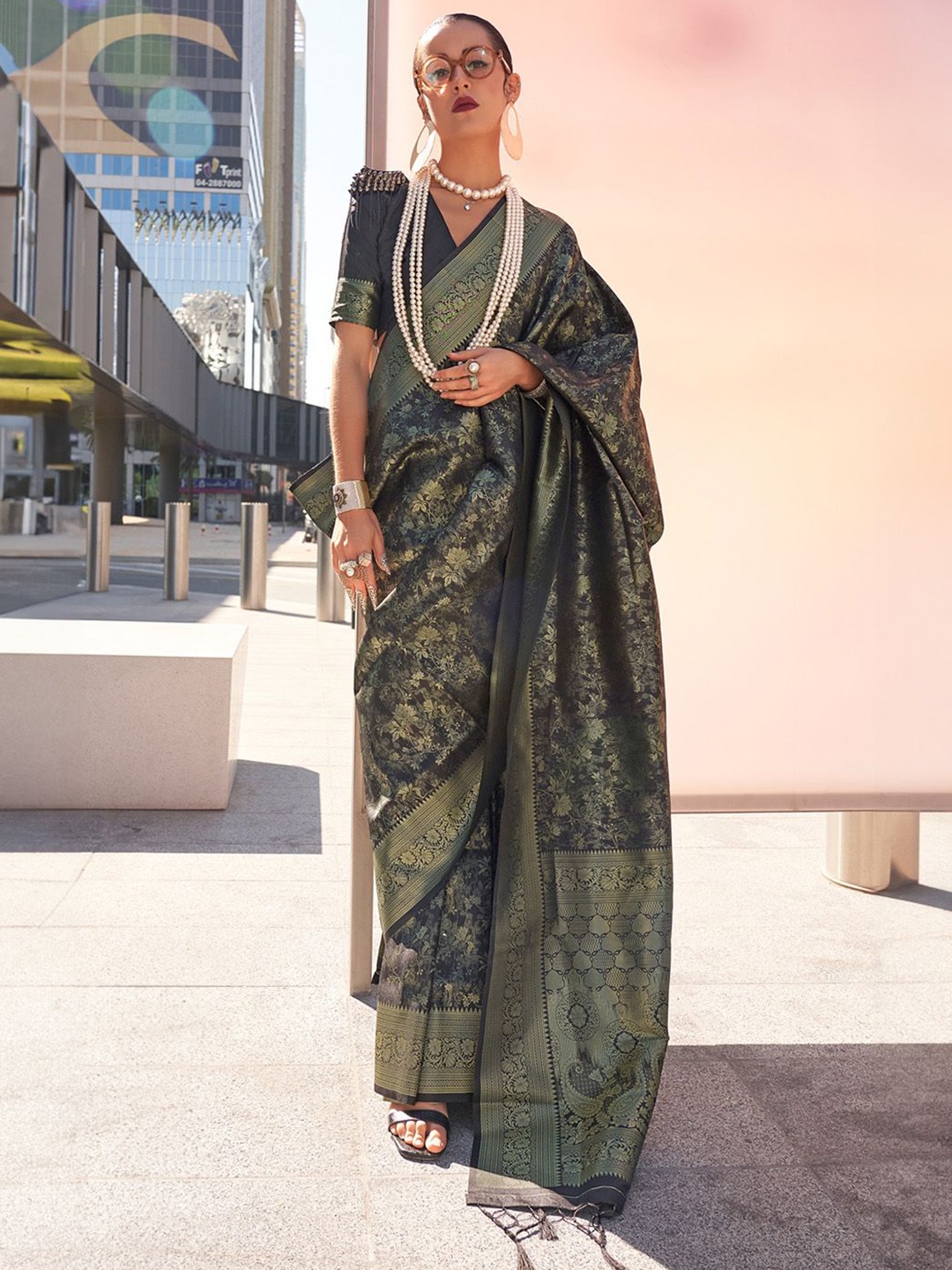 

BLENDIFY Woven Design Zari Silk Blend Banarasi Saree, Black