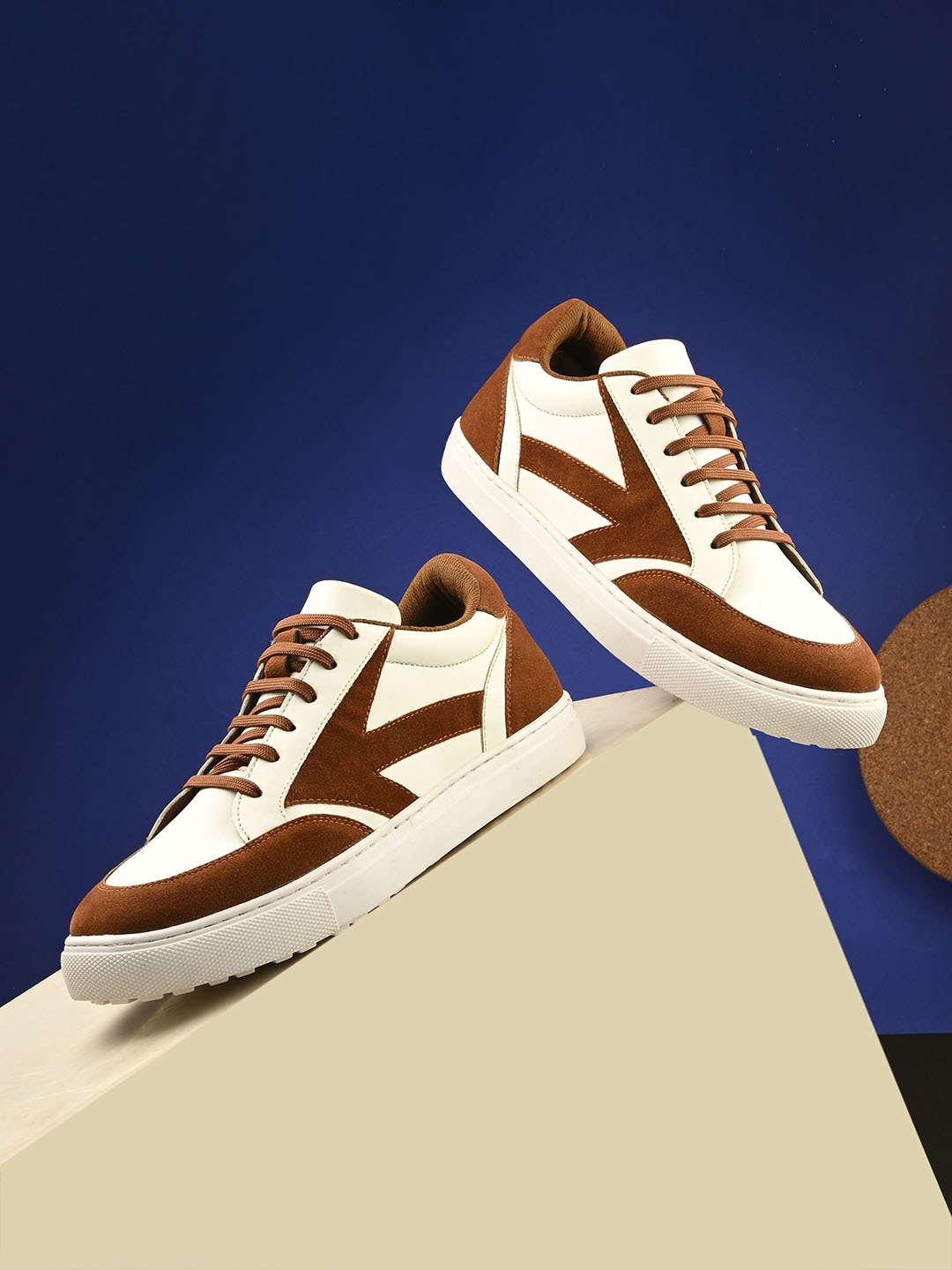 

UNDERROUTE Men Colourblocked Lace-Ups Sneakers, Tan