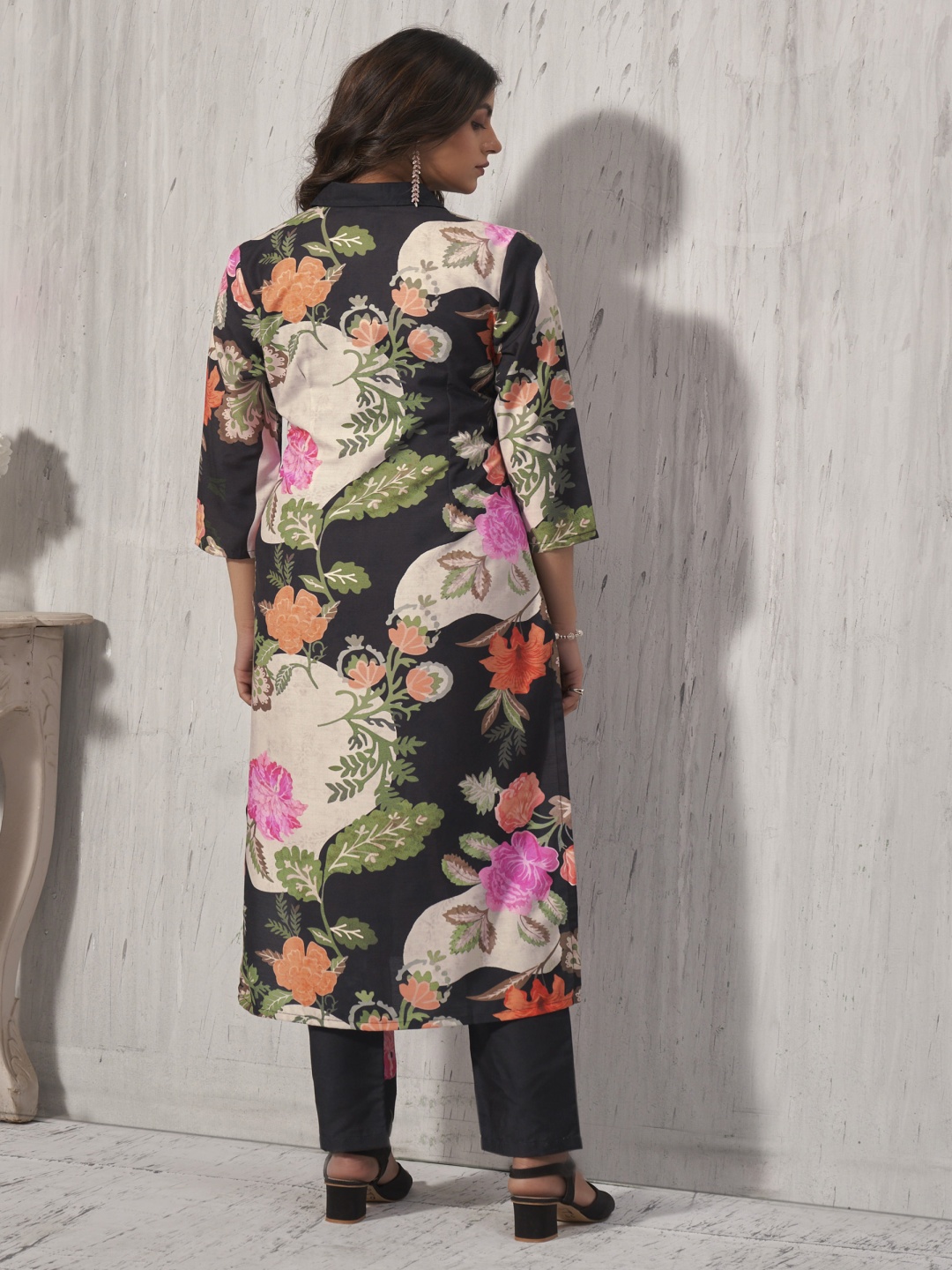 

Anouk Black Floral Printed Band Collar Straight Kurta With Trousers