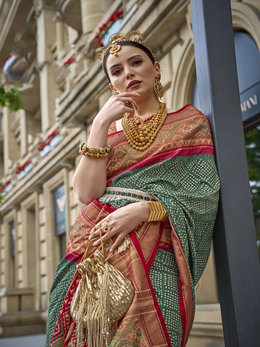 

AVANSHEE Ethnic Motifs Zari Silk Blend Saree, Green