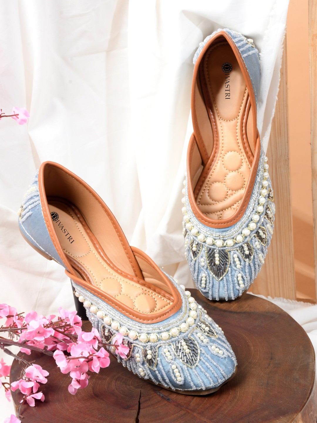 

DIVASTRI Women Embellished Ethnic Mojaris Flats, Blue