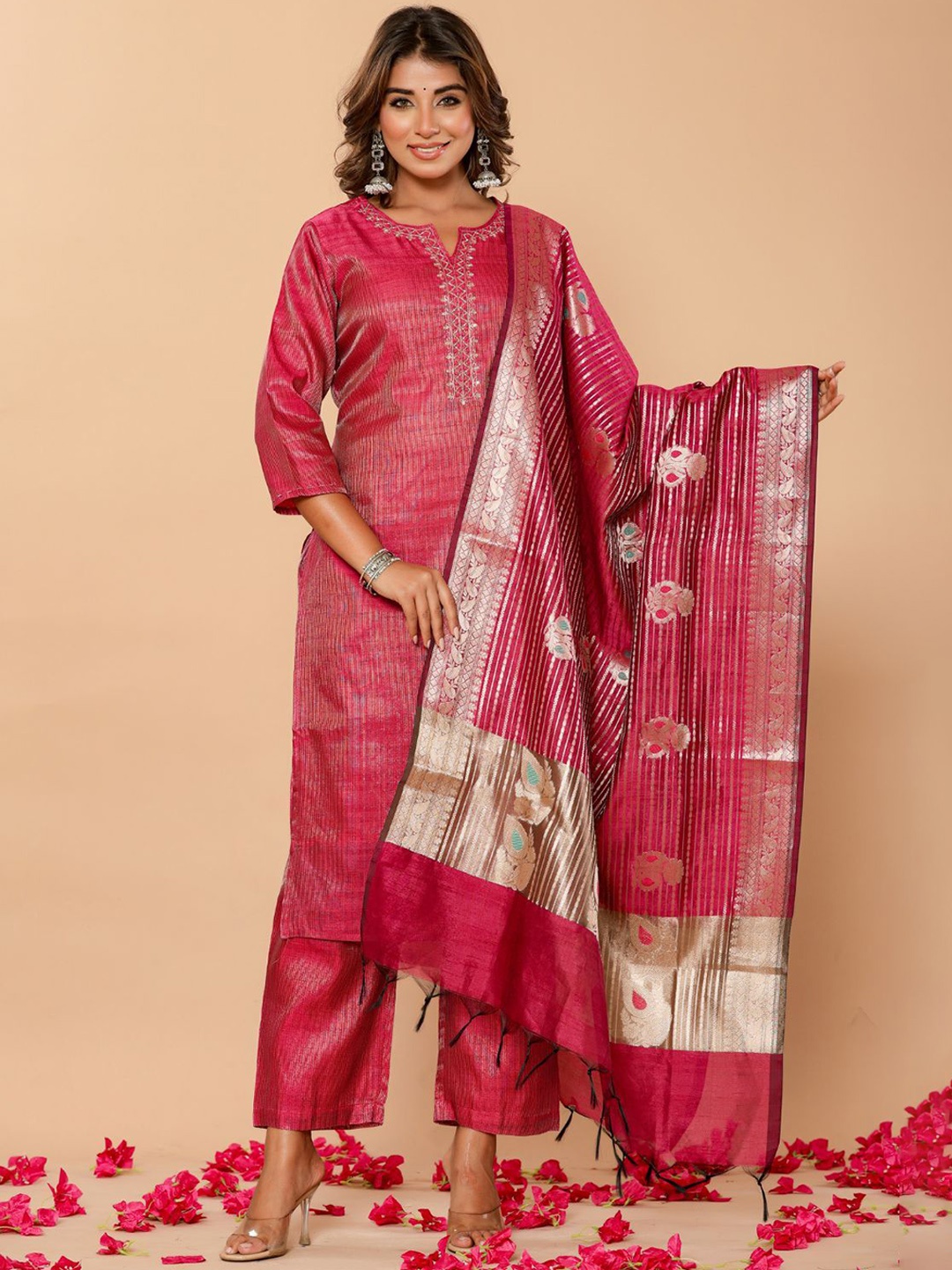 

Do Dhaage Embroidered Notch Neck Chanderi Silk Kurta With Trouser And Dupatta, Pink