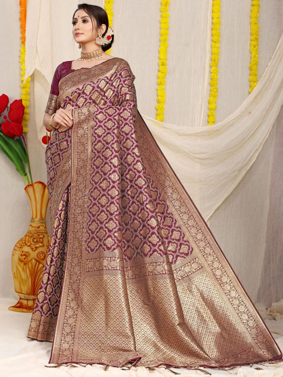 

amirat Woven Design Pure Silk Banarasi Saree, Maroon