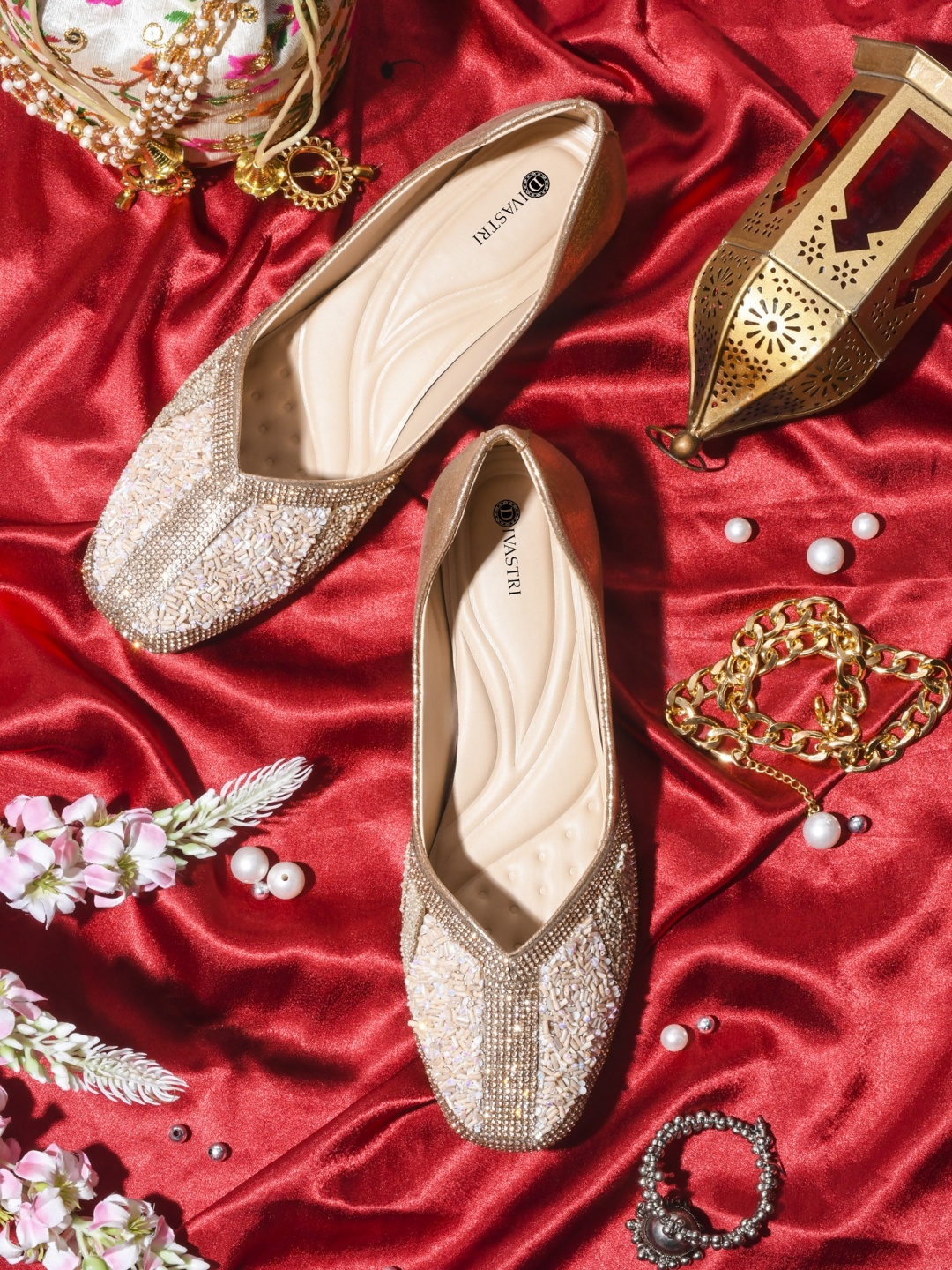 

DIVASTRI Women Woven Design Ethnic - Embellished Mojaris Flats, Beige