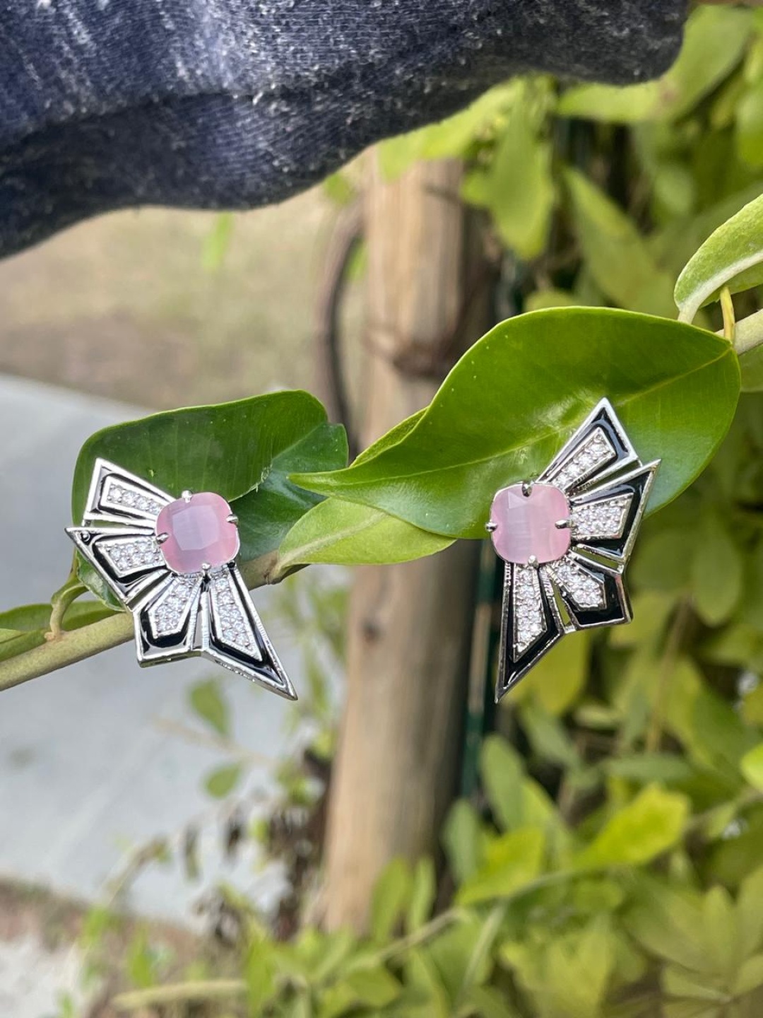 

MONI LIFESTYLE Contemporary Studs Earrings, Pink