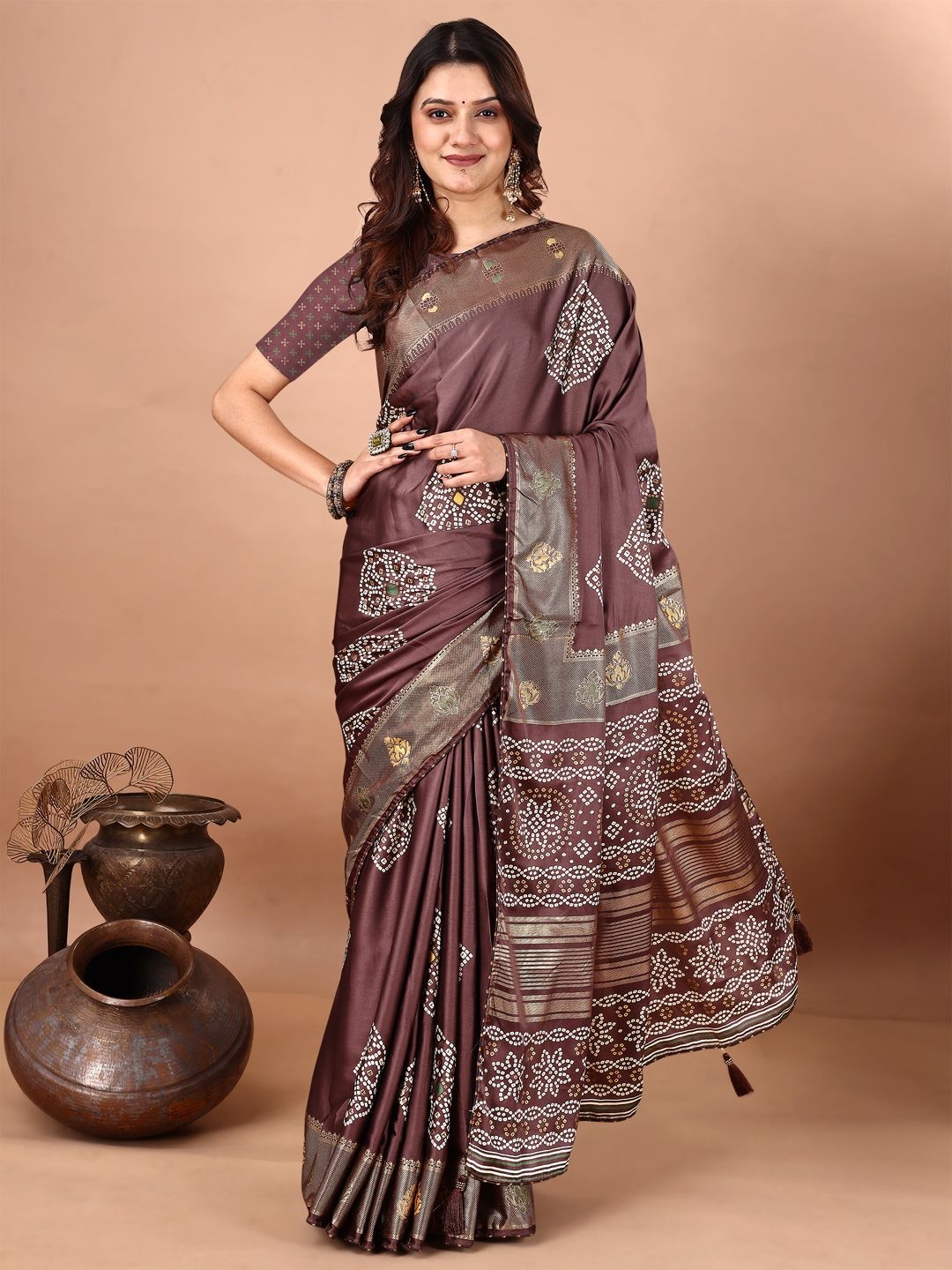 

Mitera Bandhani Printed Bandhani Saree With Blouse Piece, Brown