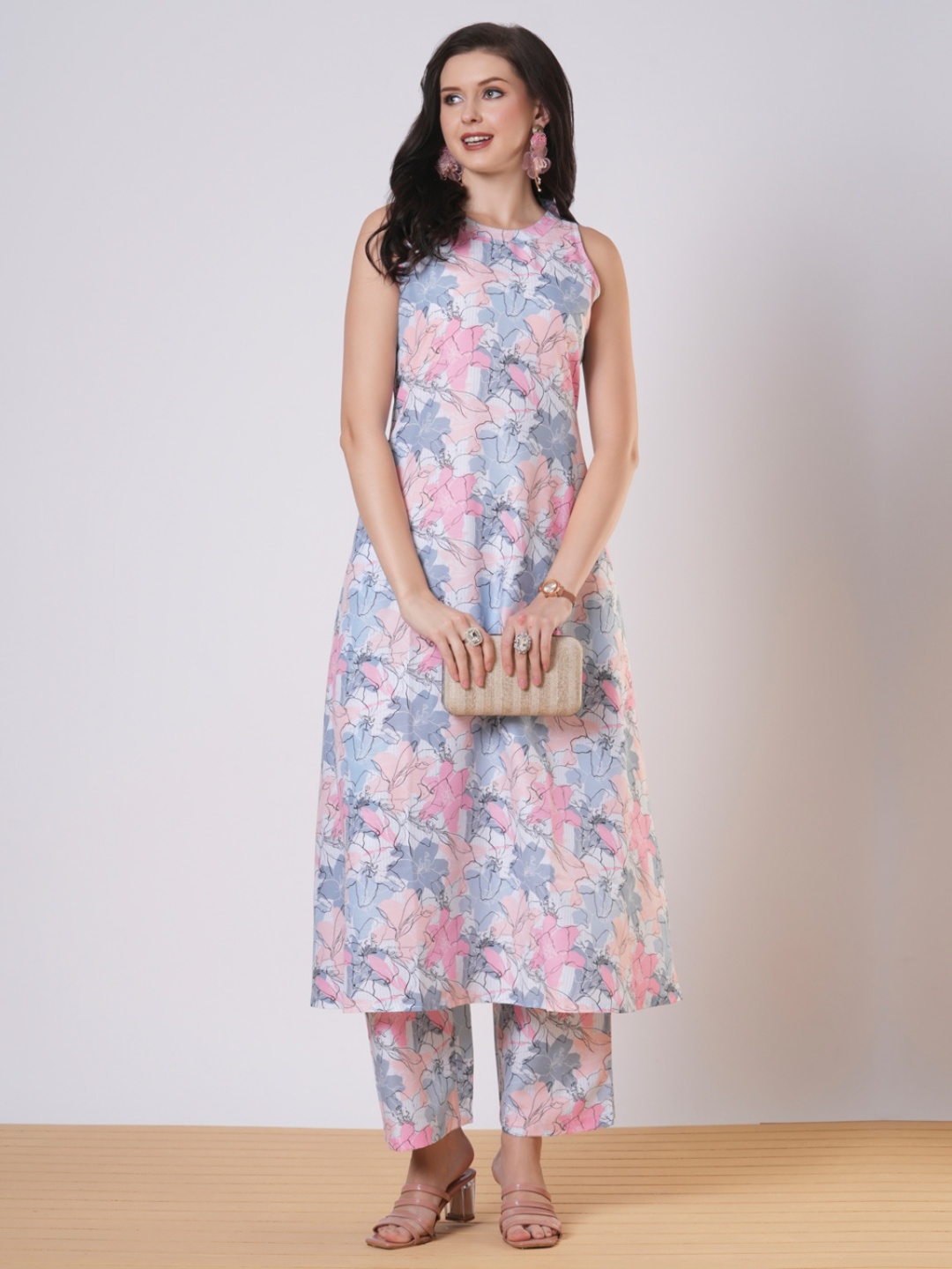 

GoSriKi Floral Printed Anarkali Round Neck Kurta With Palazzos, Grey