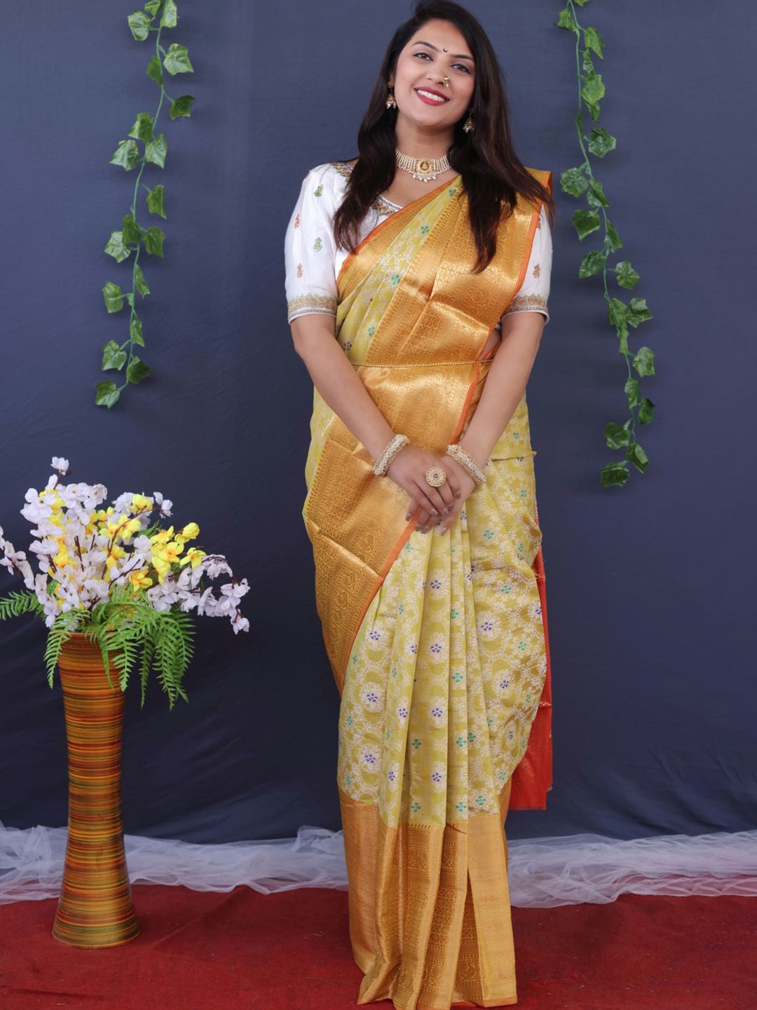 

amirat Woven Design Zari Pure Silk Kanjeevaram Saree, Yellow