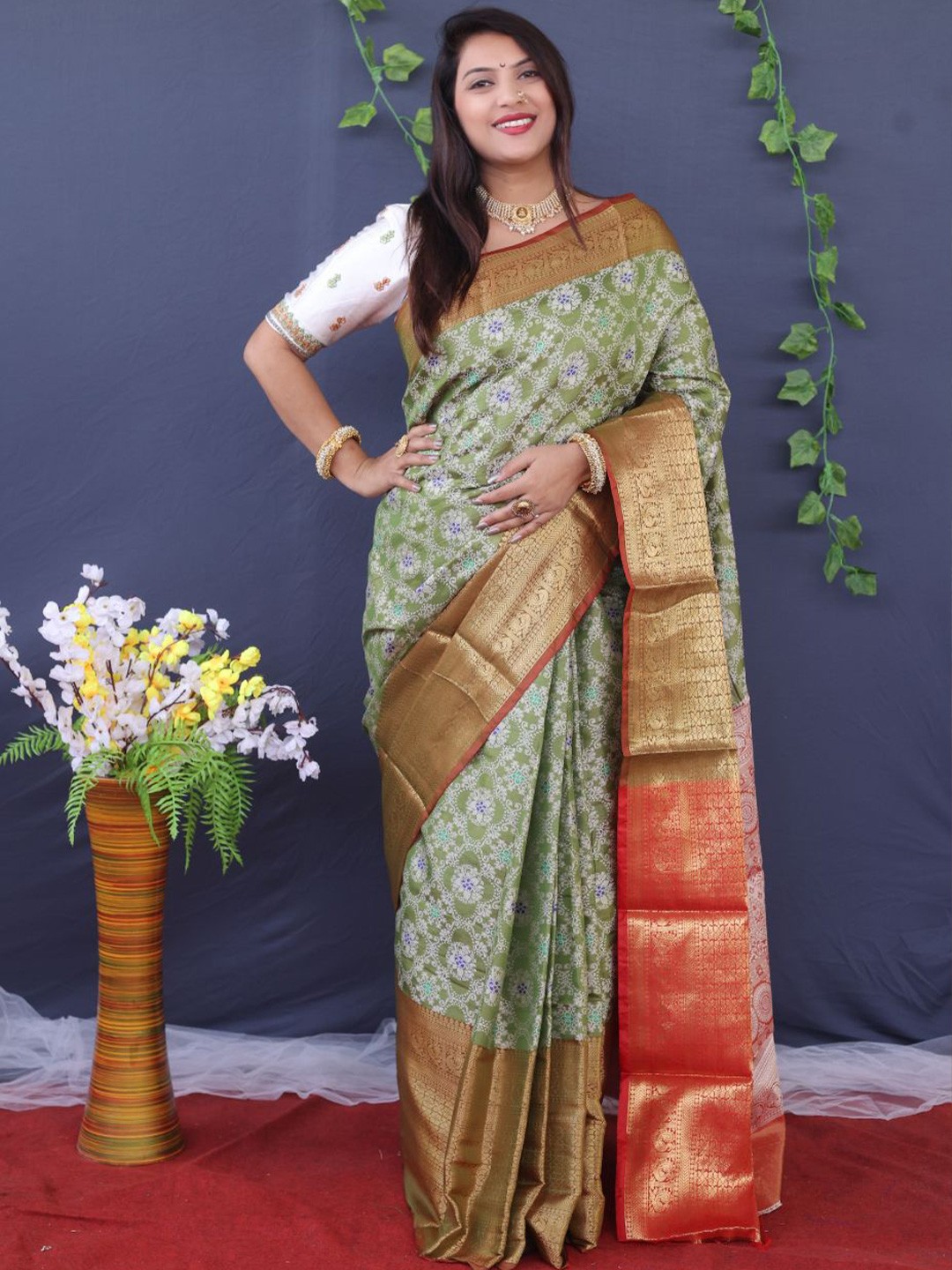 

amirat Woven Design Zari Pure Silk Kanjeevaram Saree, Green