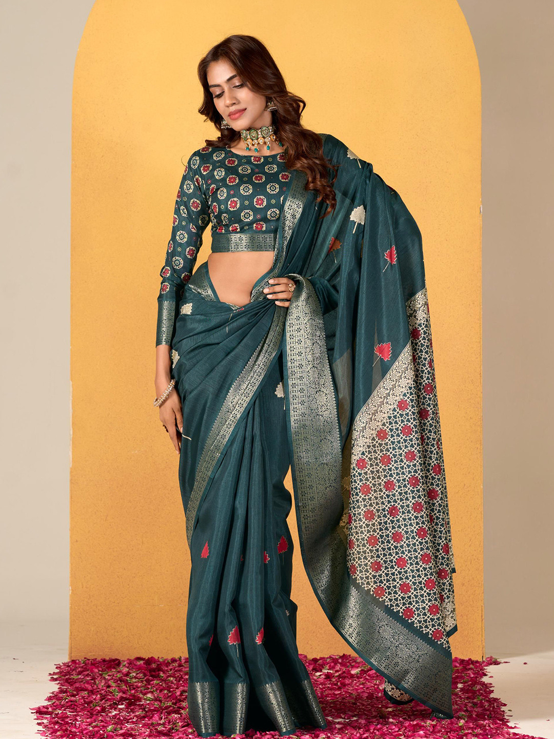 

AVANSHEE Woven Design Zari Saree, Green