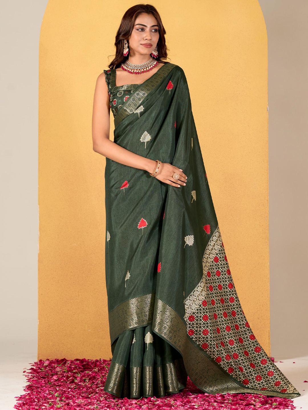 

AVANSHEE Ethnic Motifs Zari Saree, Green