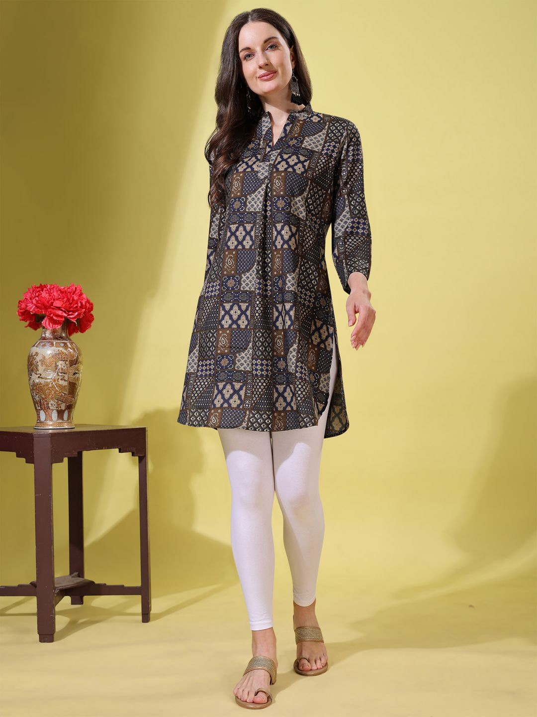 

Tikhi Imli Ethnic Motifs Printed V-Neck Kurti, Navy blue