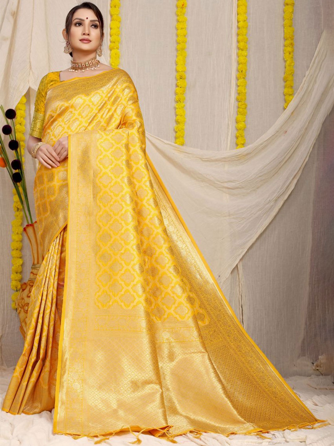 

amirat Woven Design Zari Pure Silk Banarasi Saree, Yellow