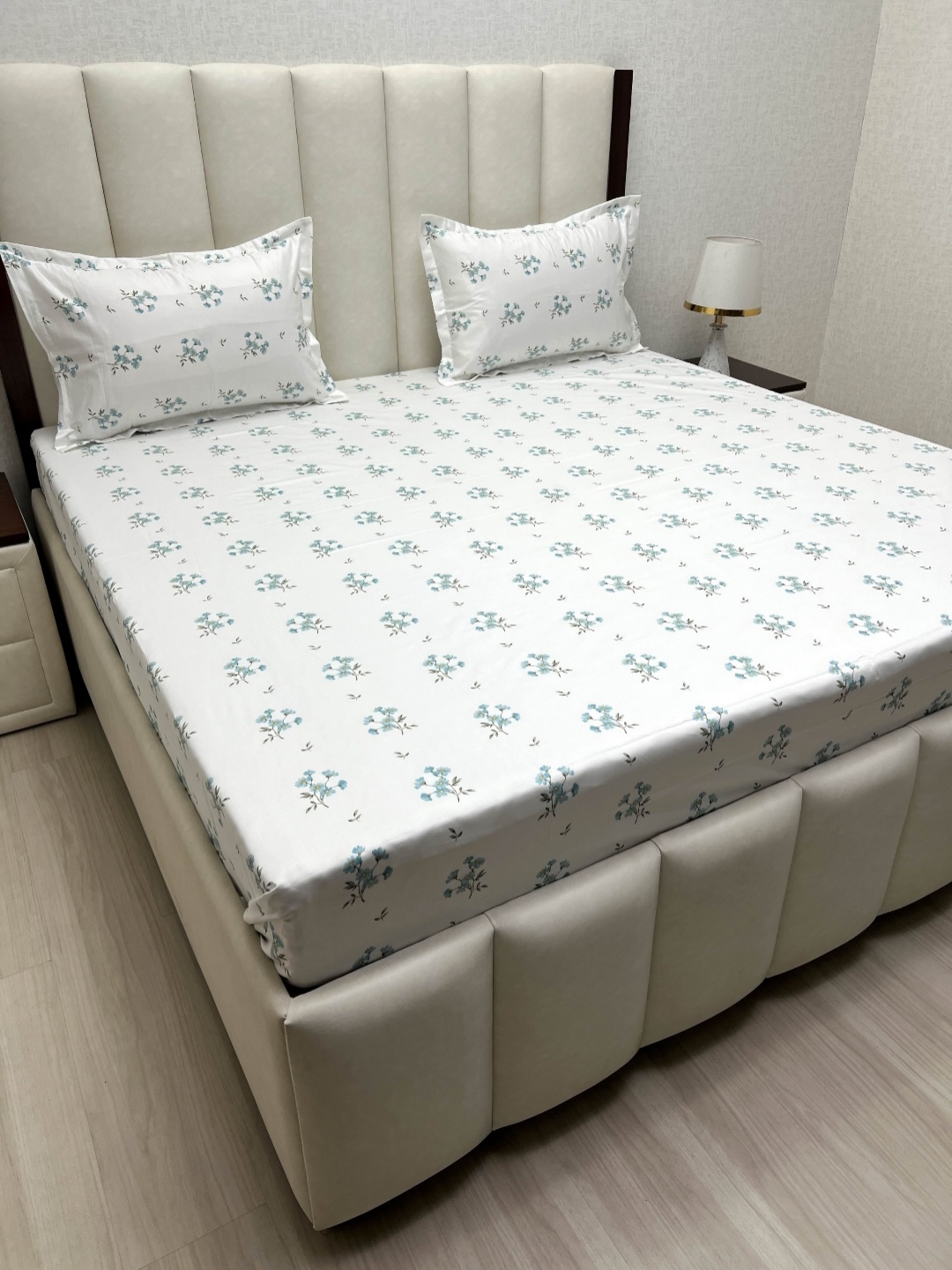 

Pure Decor Blue & White Floral 350 TC Queen Bedsheet Set- 2.28 m x 2.54 m