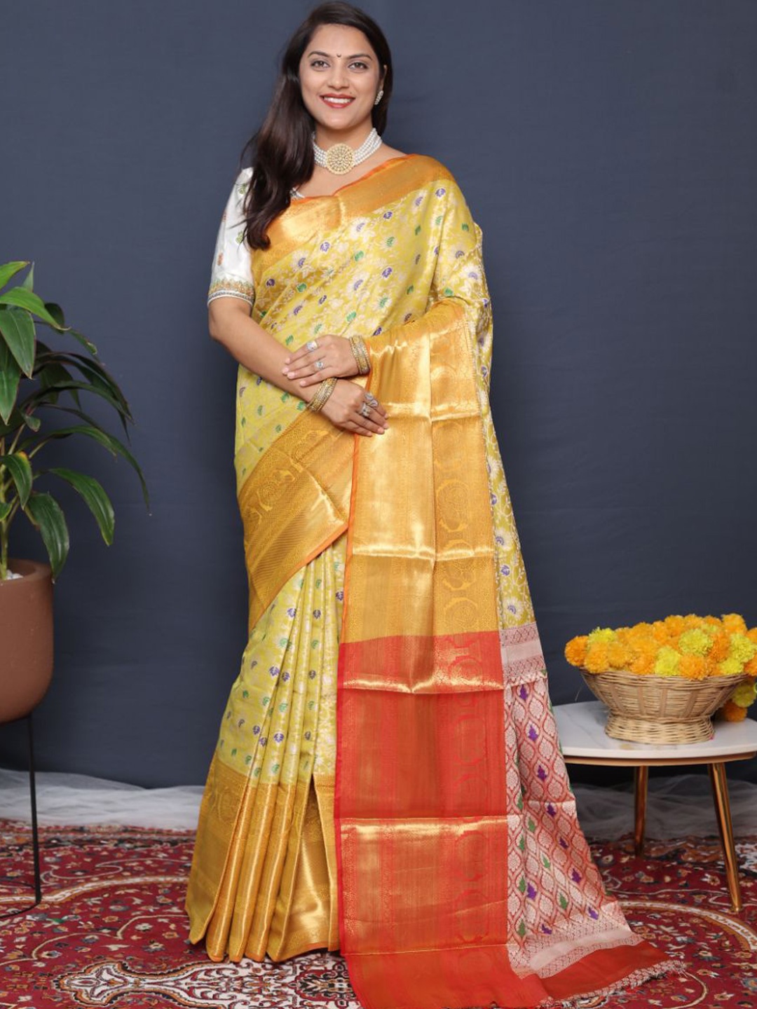 

amirat Woven Design Zari Pure Silk Kanjeevaram Saree, Yellow
